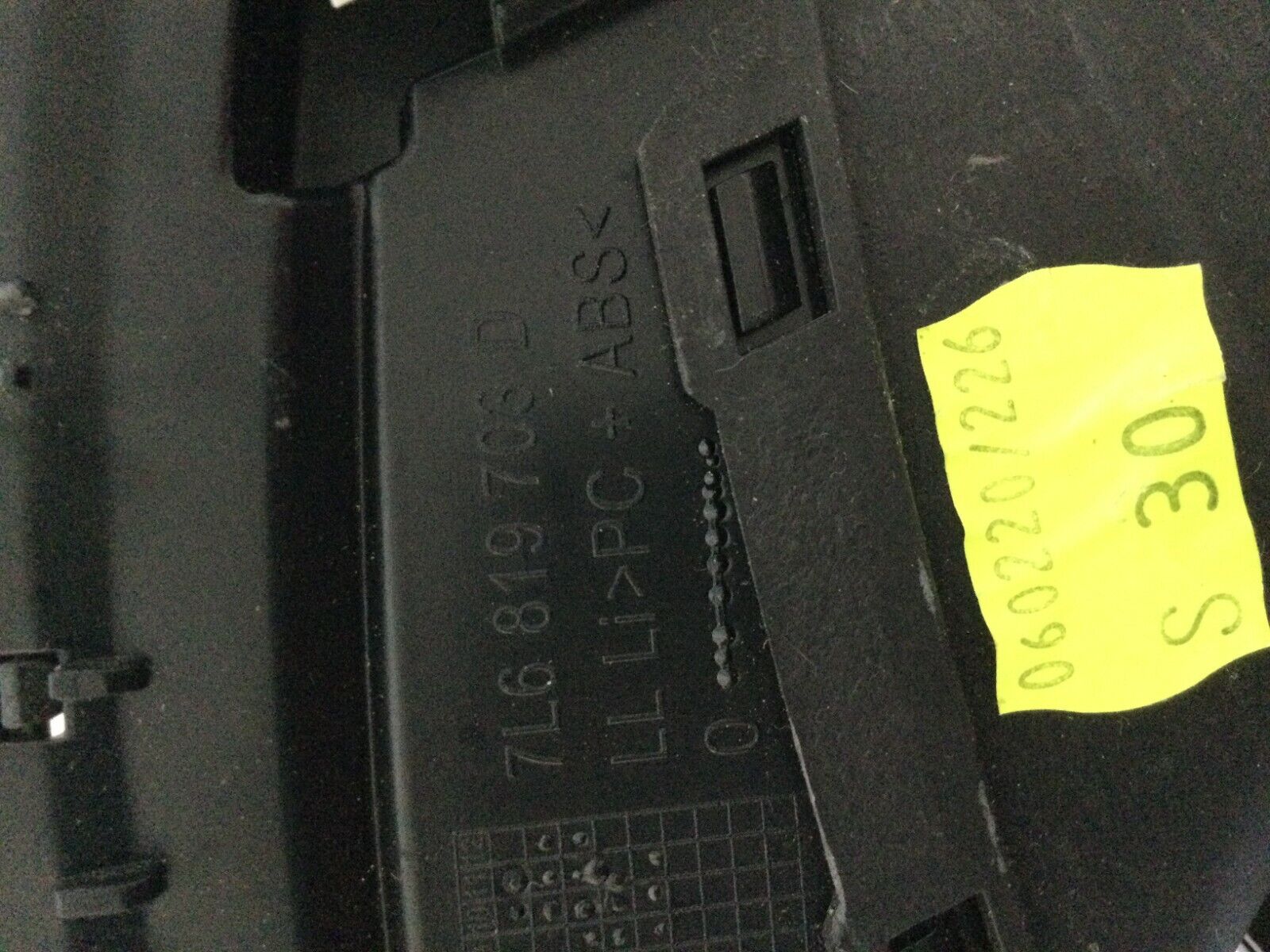 2004-2007 Volkswagen Touareg Front Left Dash Air Vent OEM 7L6819703J