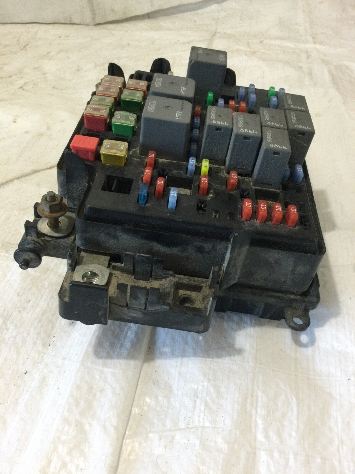 2003-2005 Chevrolet Silverado 1500 Engine Fuse Box 15201928 OEM