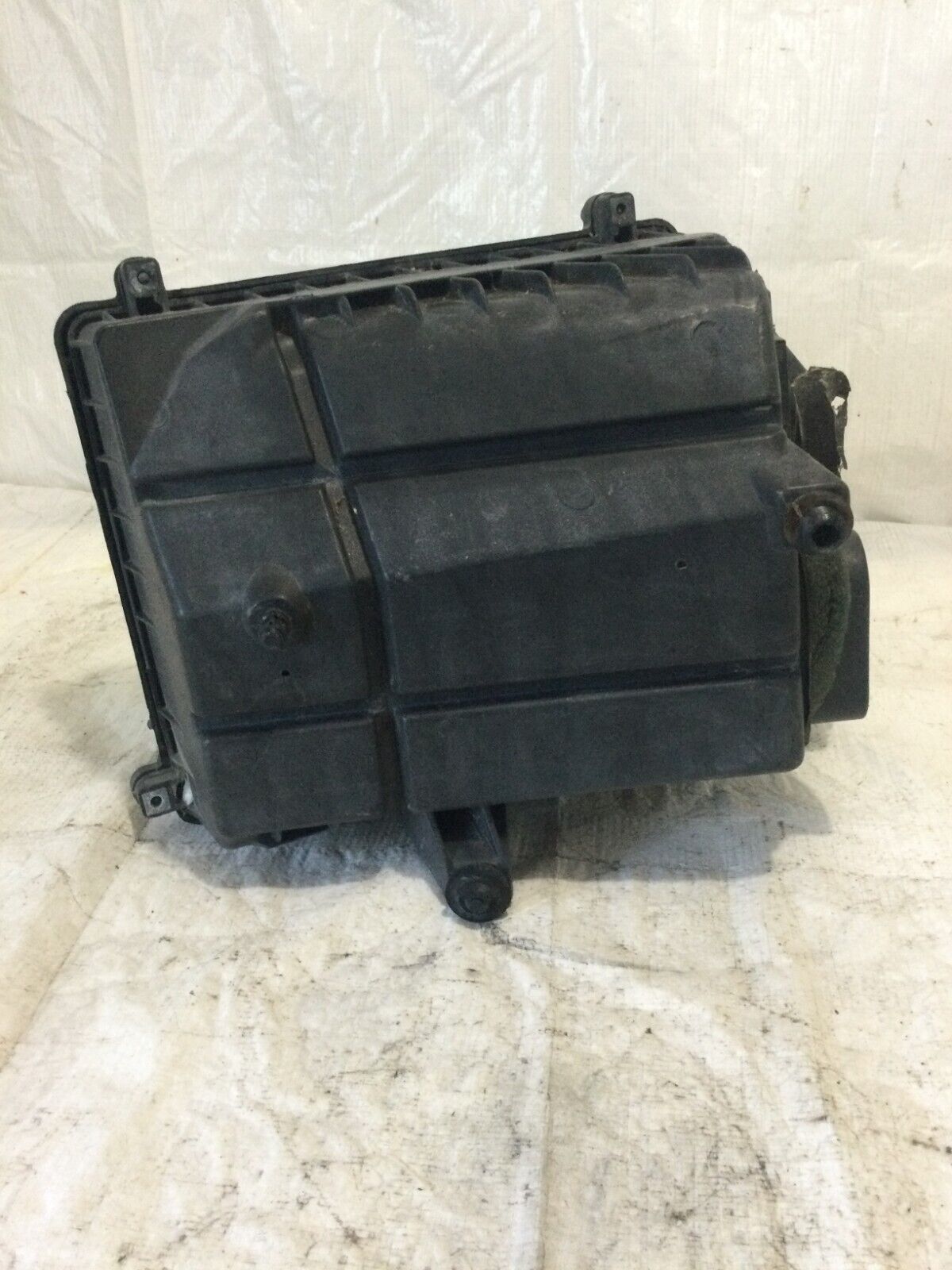 2005 Cadillac Esclade Air Box Cleaner Filter Assembly OEM