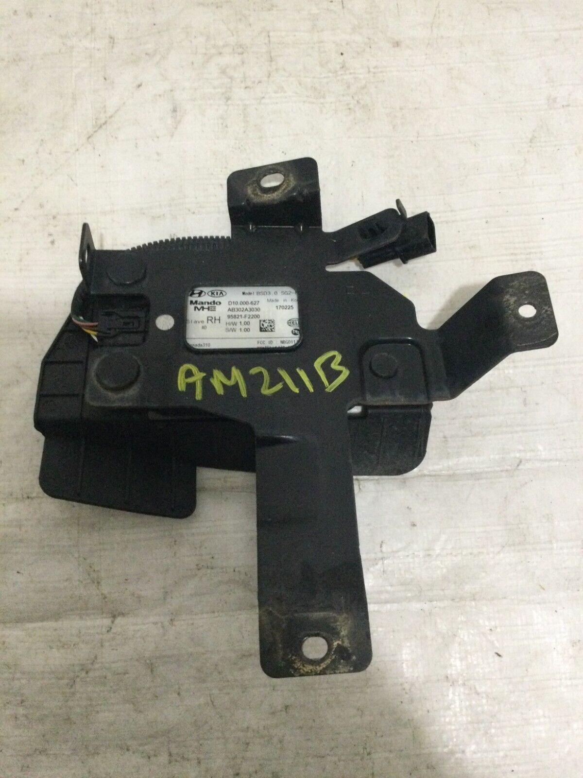 2017-2018 Hyundai Elantra Right RH Side Blind Spot Lane Sensor 95821 F2200 OEM