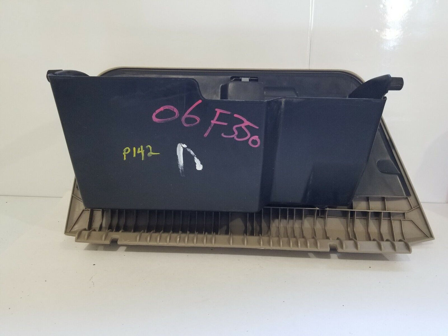 2006 Ford F350SD F-350SD Super Duty Center Dash Compartment Storage Box OEM