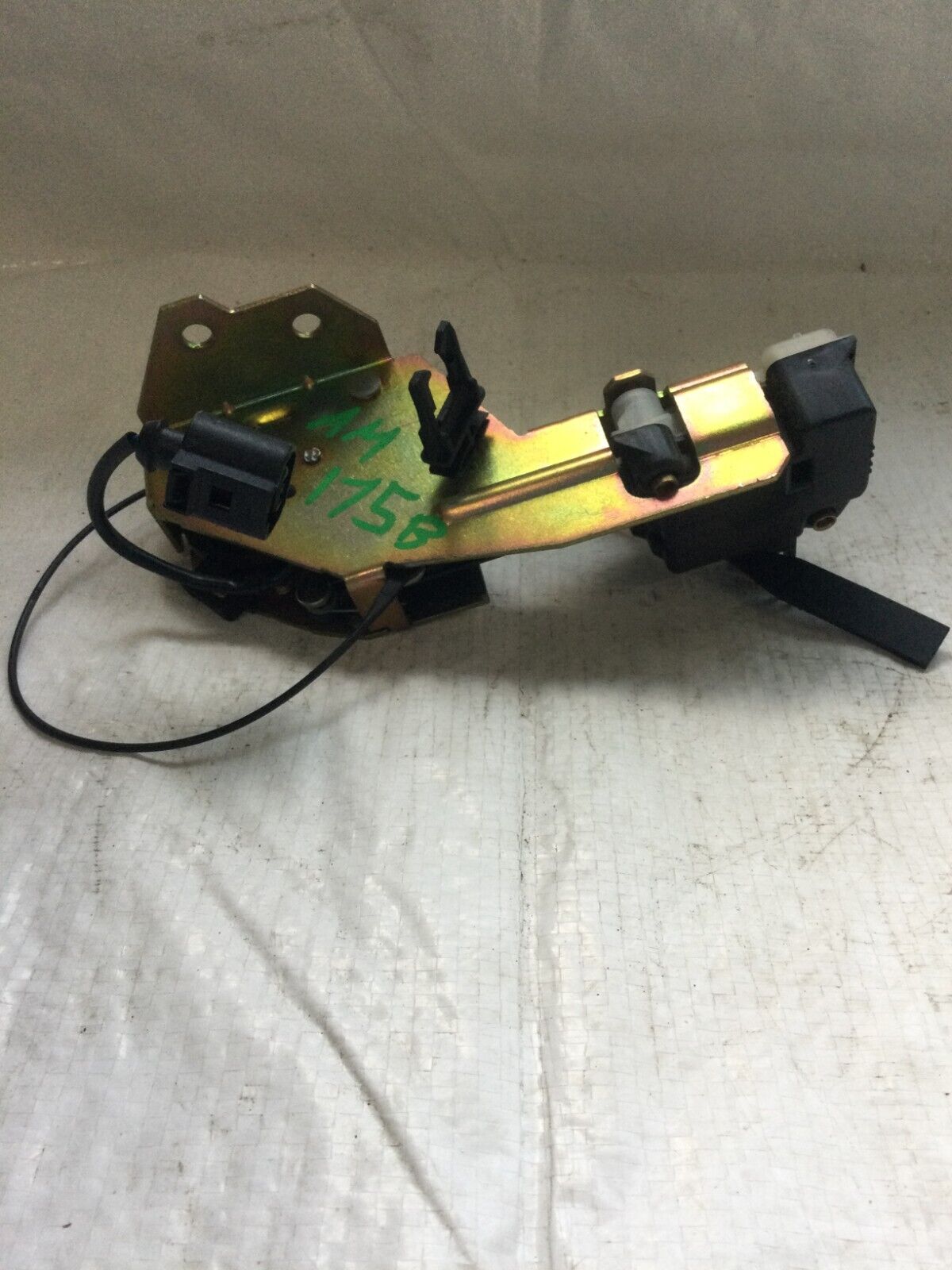 2004-2007 Volkswagen Touareg Trunk Latch  Lock Actuator 7L0827506D