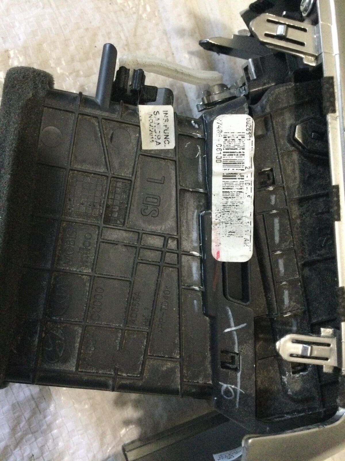 2016-2018 Kia Sorento A/C Air Vent Outlet Left Driver Side OEM