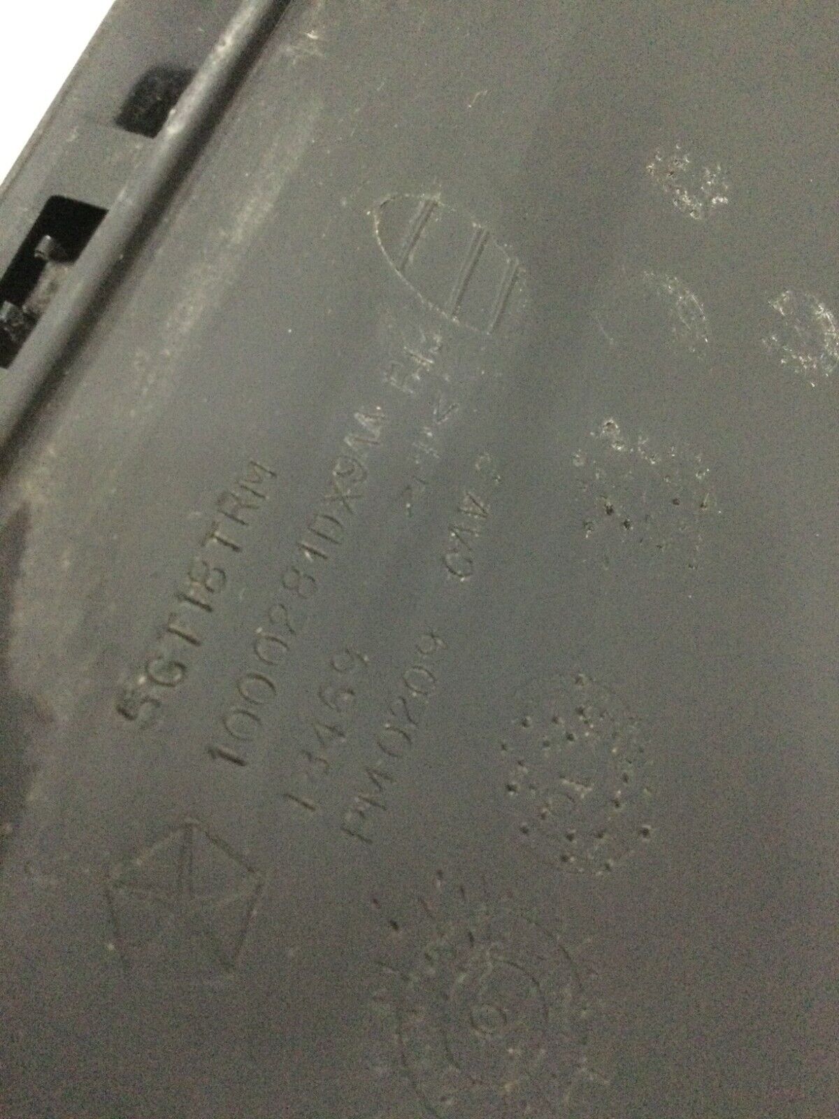 2004-2005 Dodge Ram 1500 Glove Box Assembly 5GT18TRM OEM