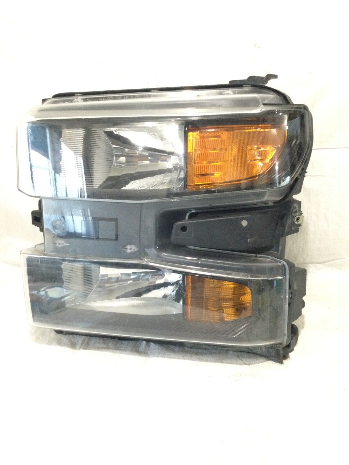 2019 Chevrolet Silverado 1500 Driver Lh Halogen Headlight OEM ( DAMAGED TAB )