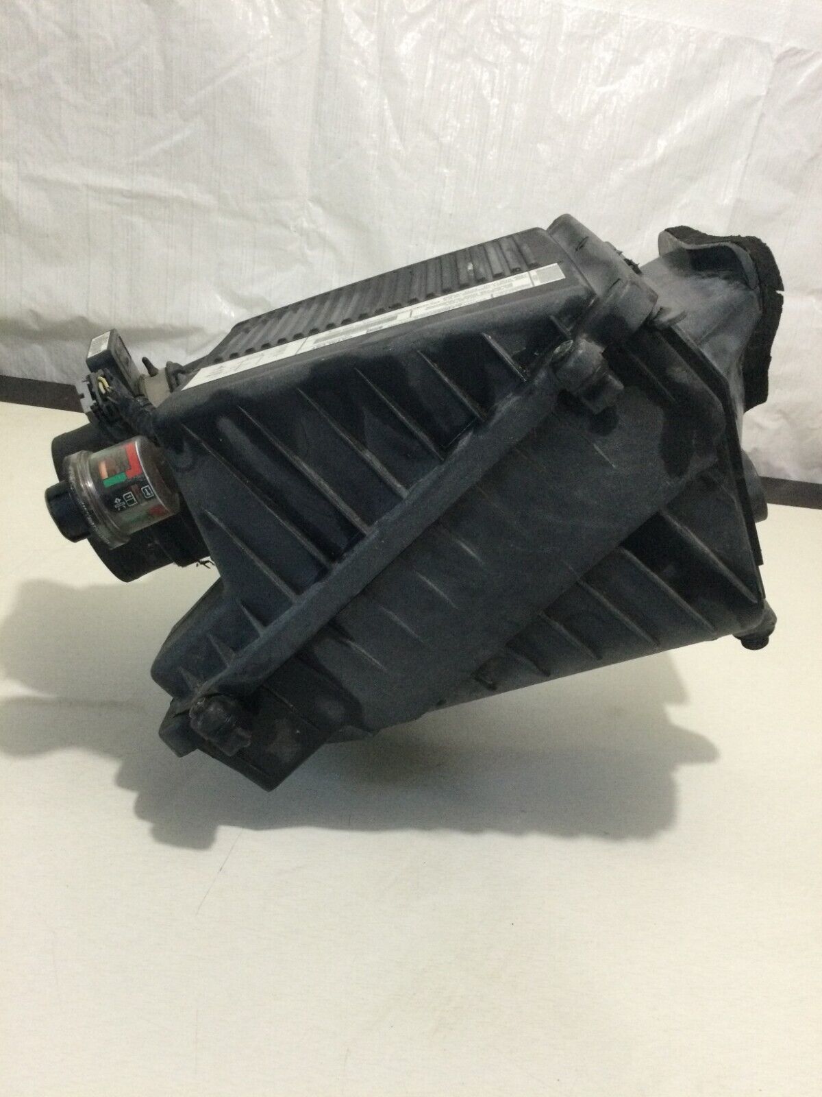 2005 Cadillac Esclade Air Box Cleaner Filter Assembly OEM