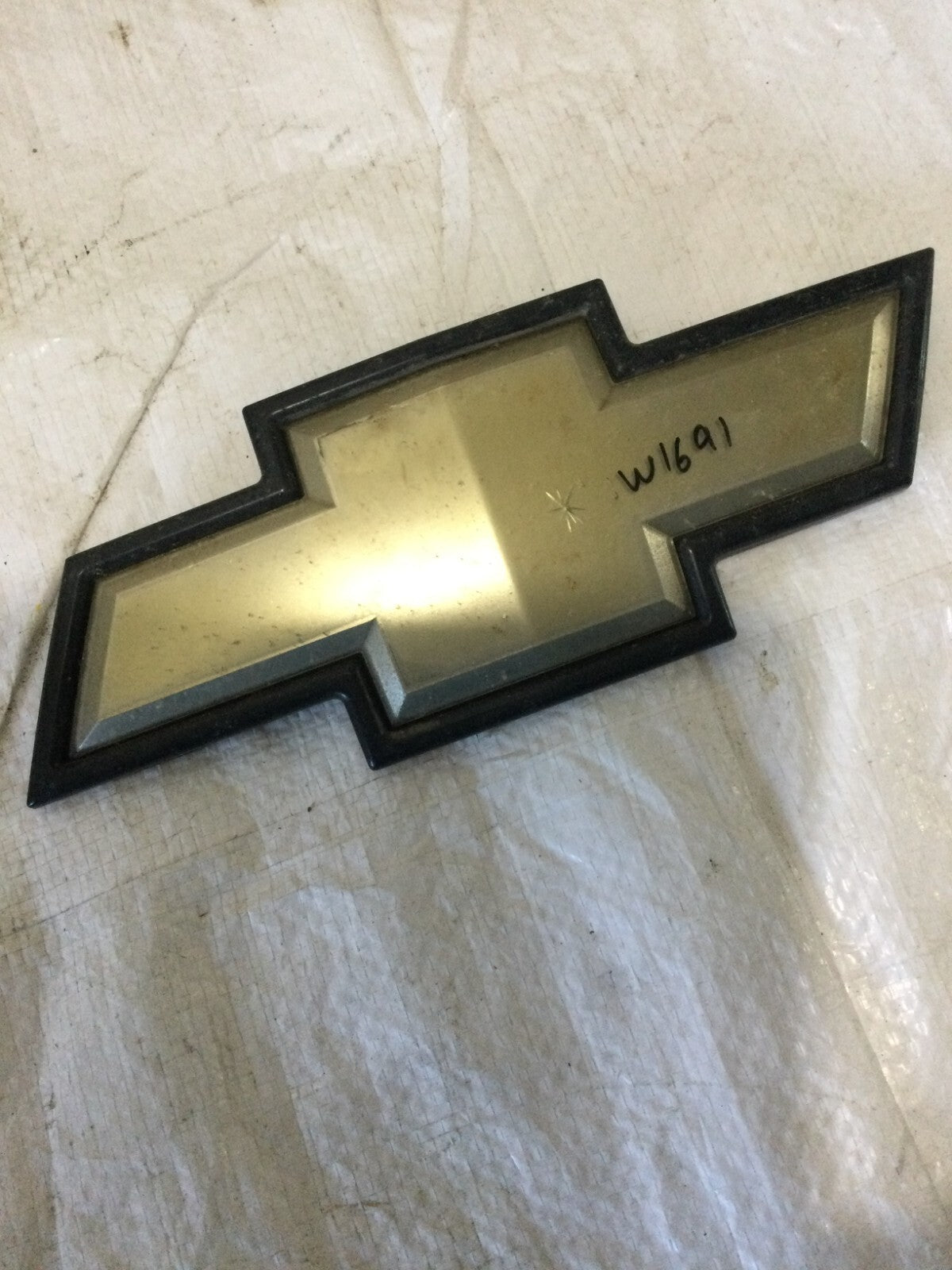 Front Grille Chevrolet Emblem 22829421 OEM 2007-2013 Silverado