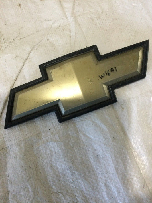 Front Grille Chevrolet Emblem 22829421 OEM 2007-2013 Silverado