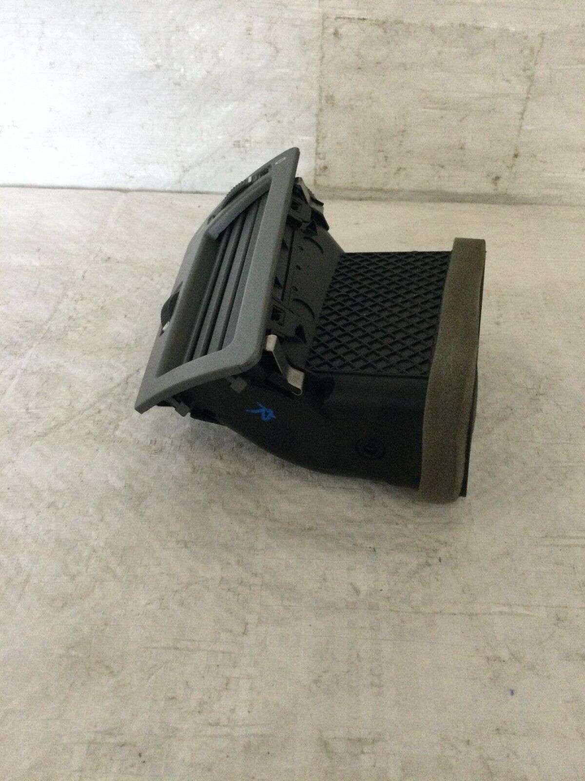  2004 BMW 745i E65/E66 Right Passenger Dash Air Vent OEM 8223334