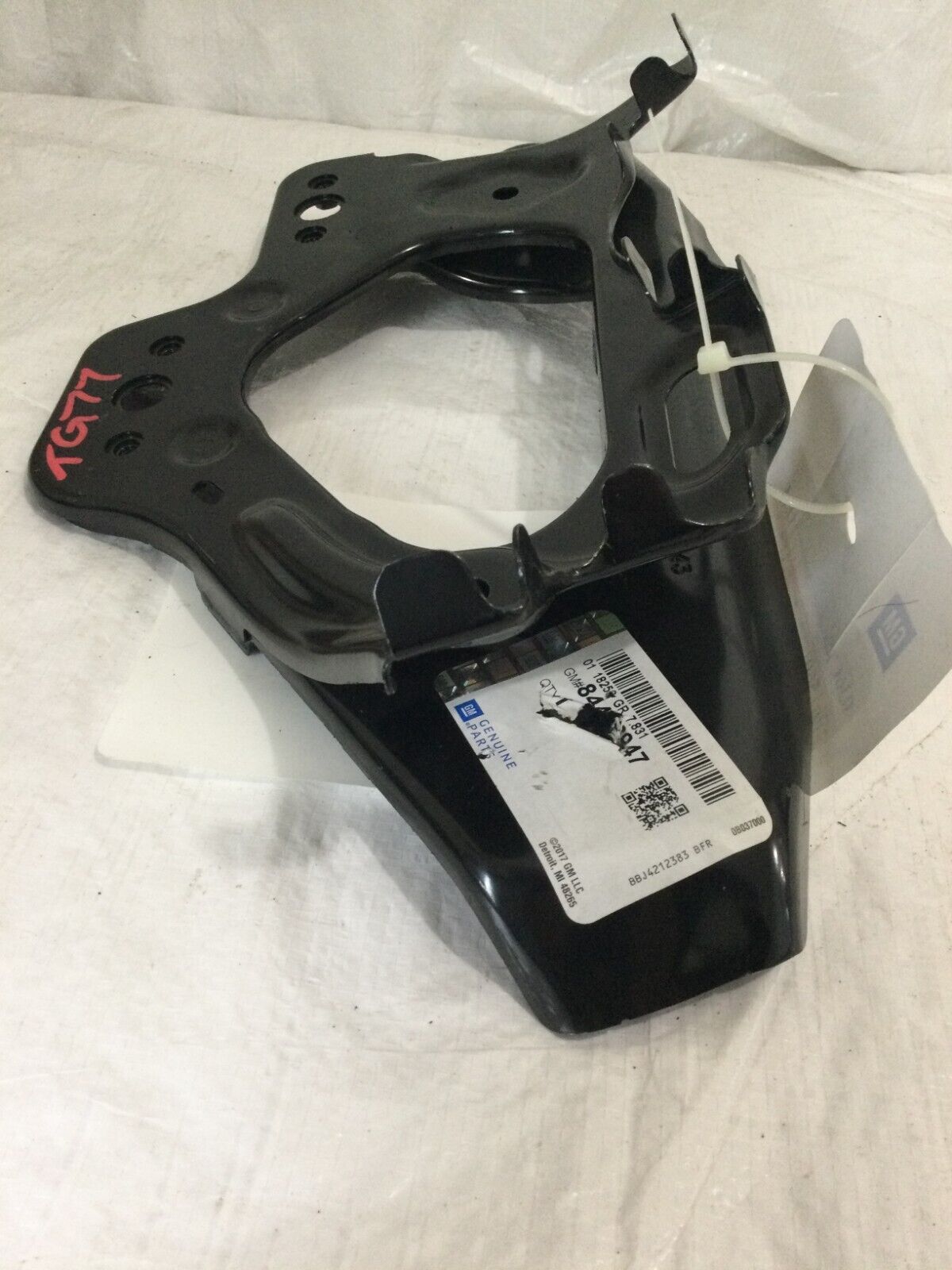 2019-2022 Chevrolet Silverado 1500 Left Front Bumper Bracket OEM 84476947