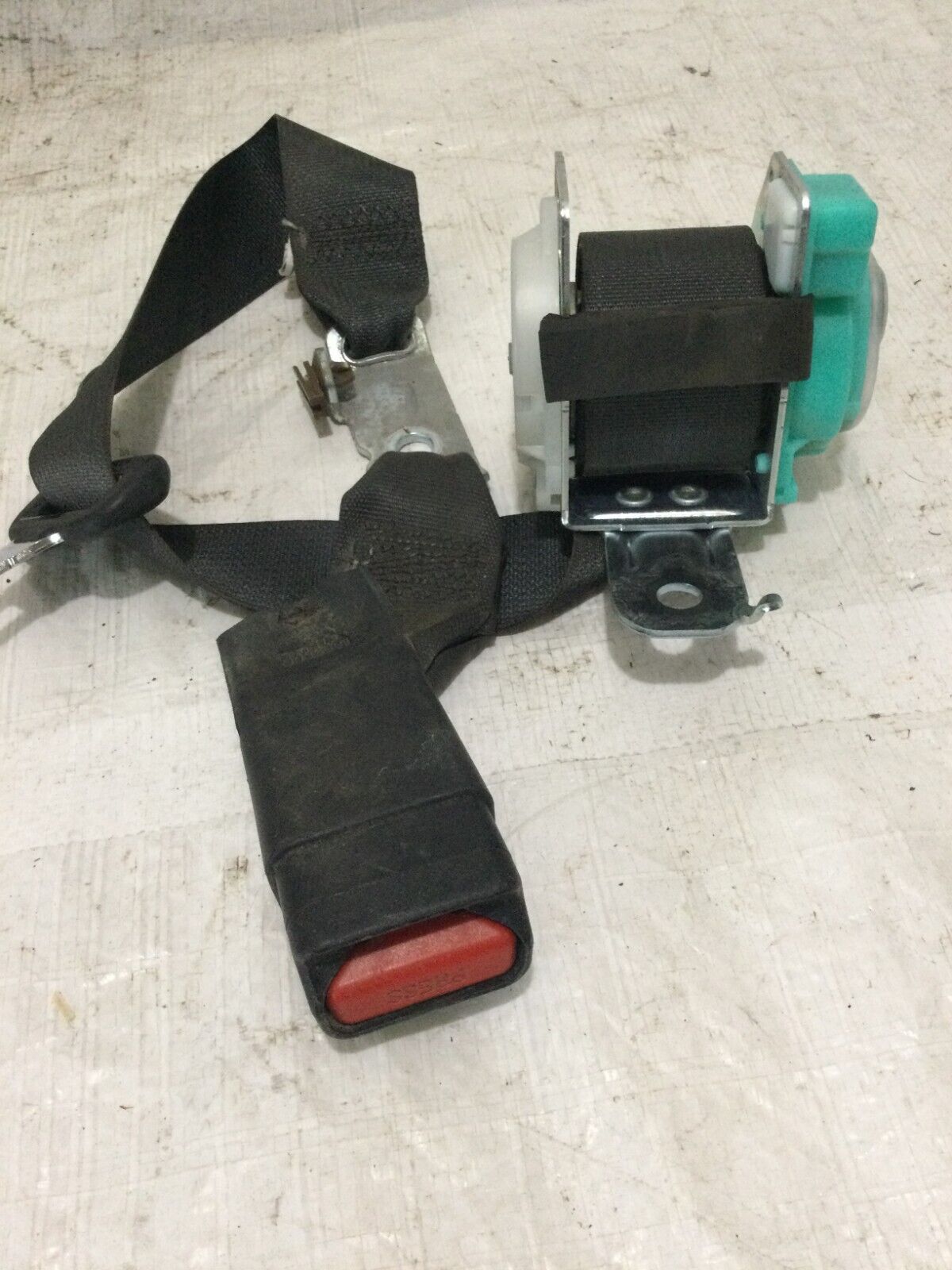 2018 Toyota Corolla  Rear Left  Center Seat Belt Buckle OEM