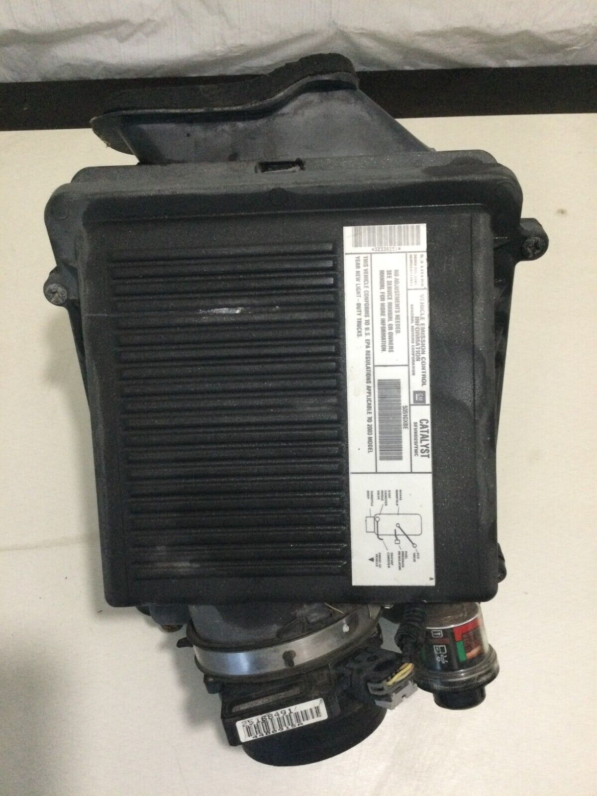 2005 Cadillac Esclade Air Box Cleaner Filter Assembly OEM