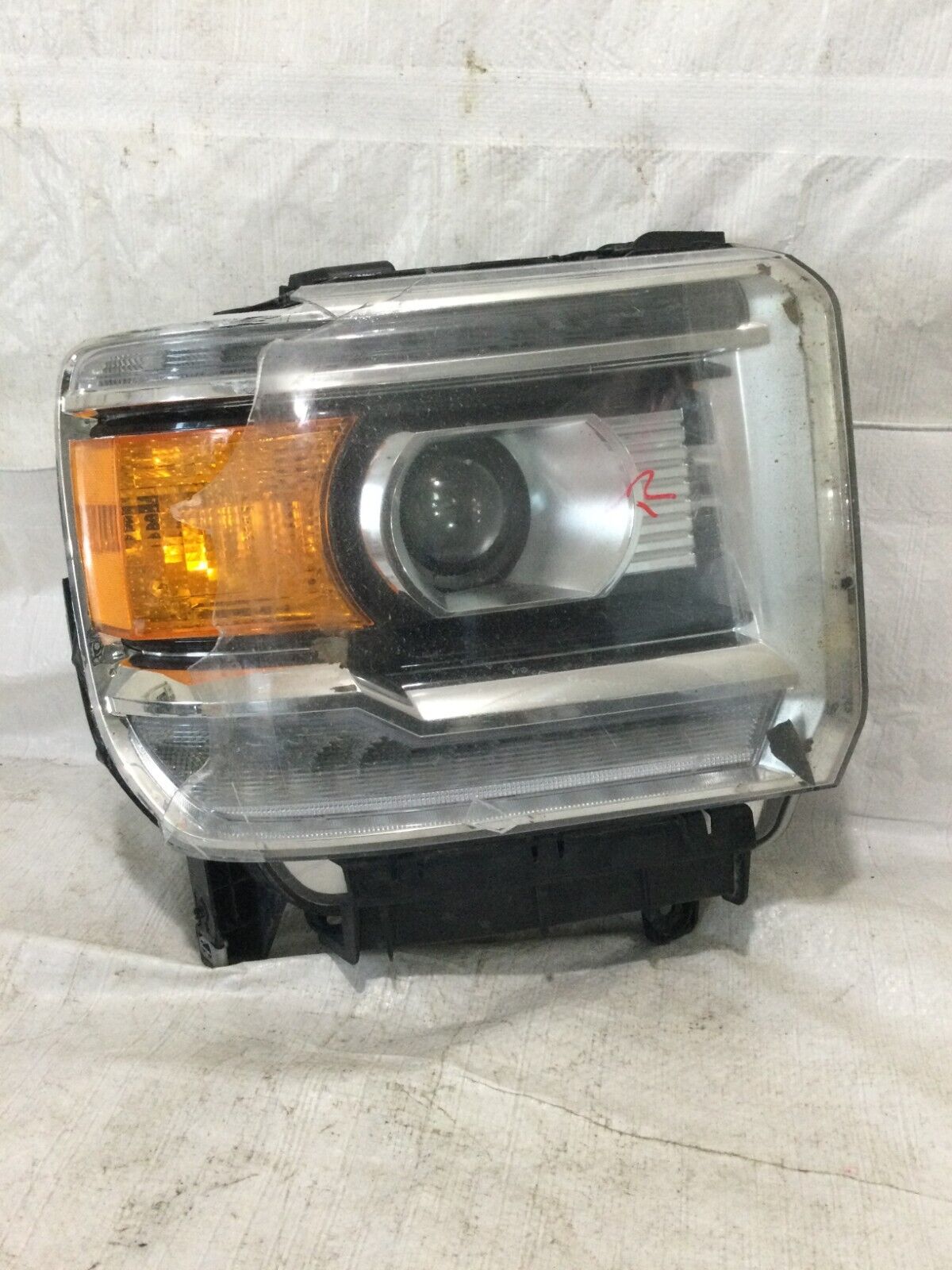 2017 GMC SIERRA 2500 3500 Right Headlight OEM 84180593 ( DAMAGED )