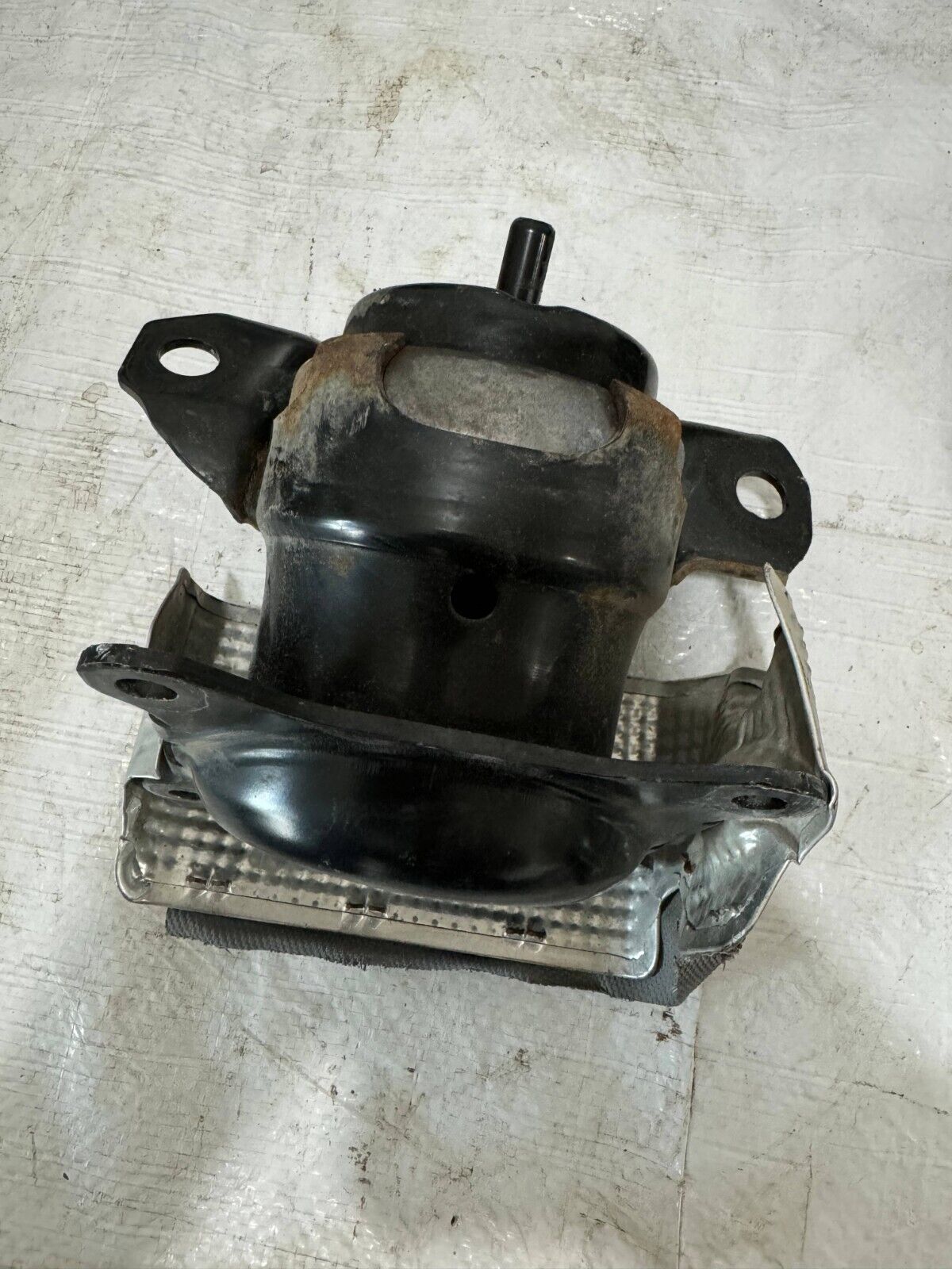 2019 Chevrolet Silverado 1500 Right Side Engine Frame Mount  84497434 OEM