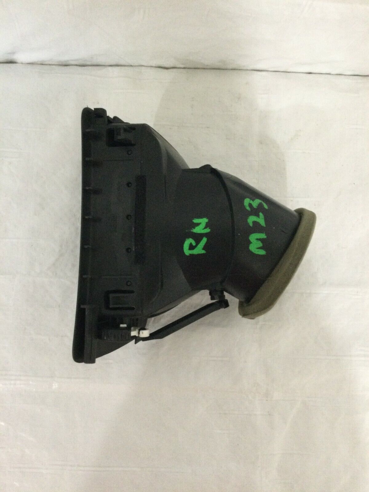 2004 Volvo S60 Right Passenger Dash Air Vent OEM 3409375