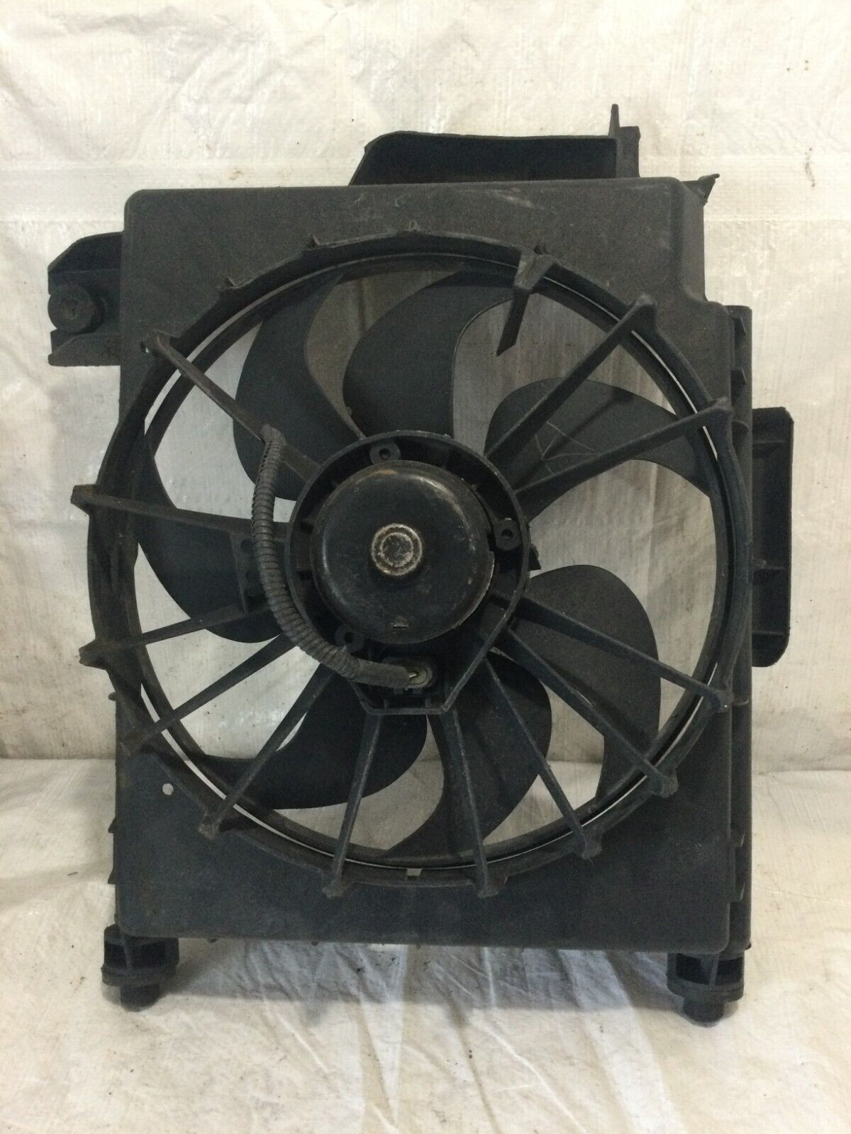2004 Dodge Ram 1500 Cooling Fan Assembly OEM ( HAS DAMAGE )