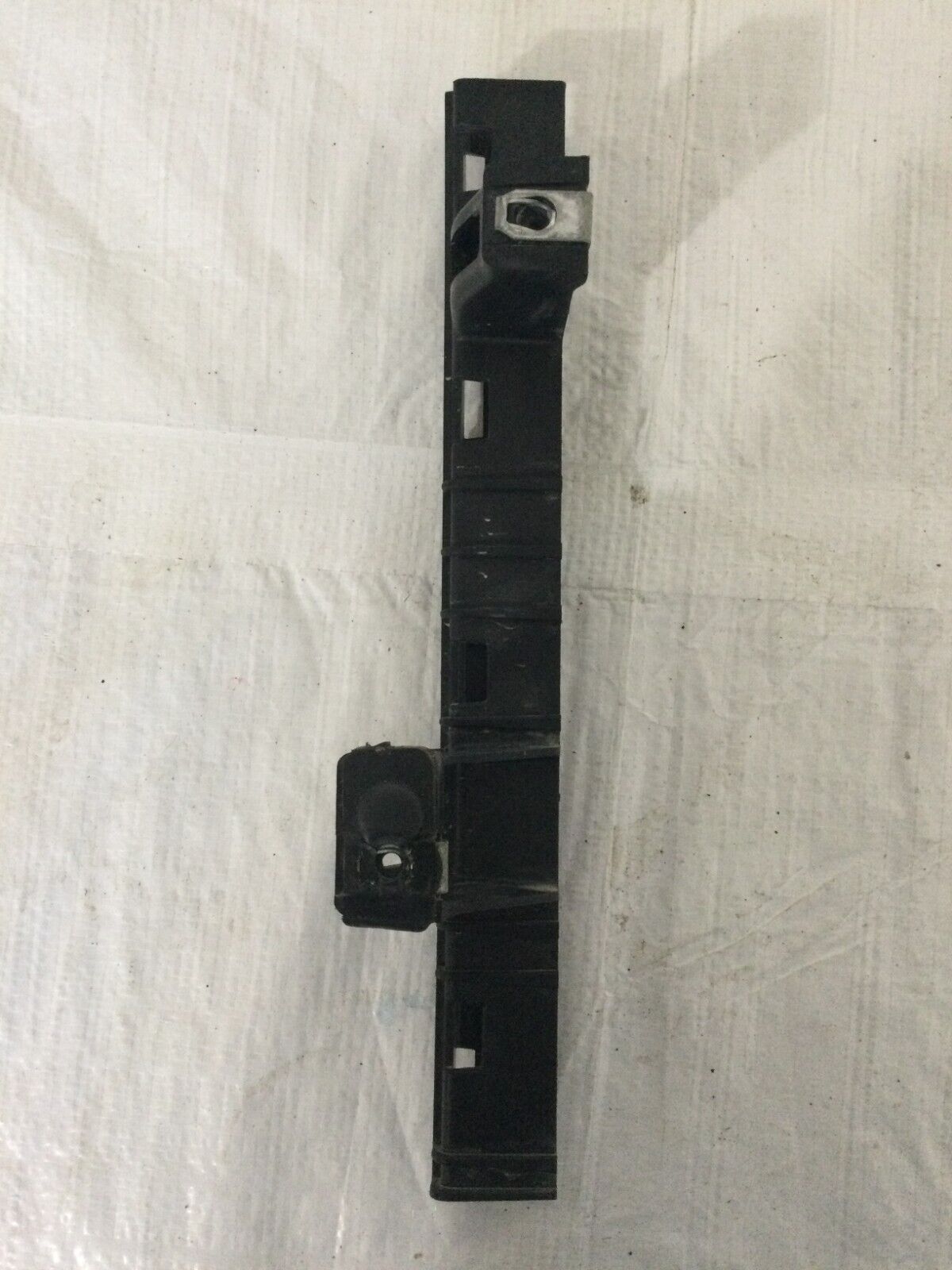 2020 Chevrolet Silverado 1500 Door Window Glass Channel Bracket Right OEM