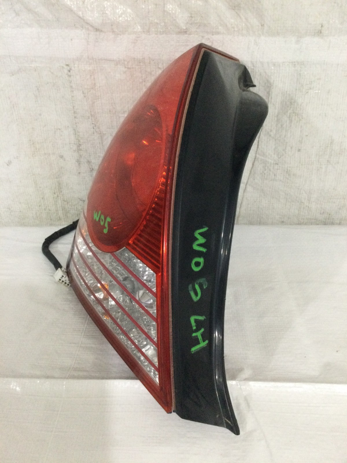 2004-2006 Hyundai Elantra Left Driver Side Tail Light Assembly OEM