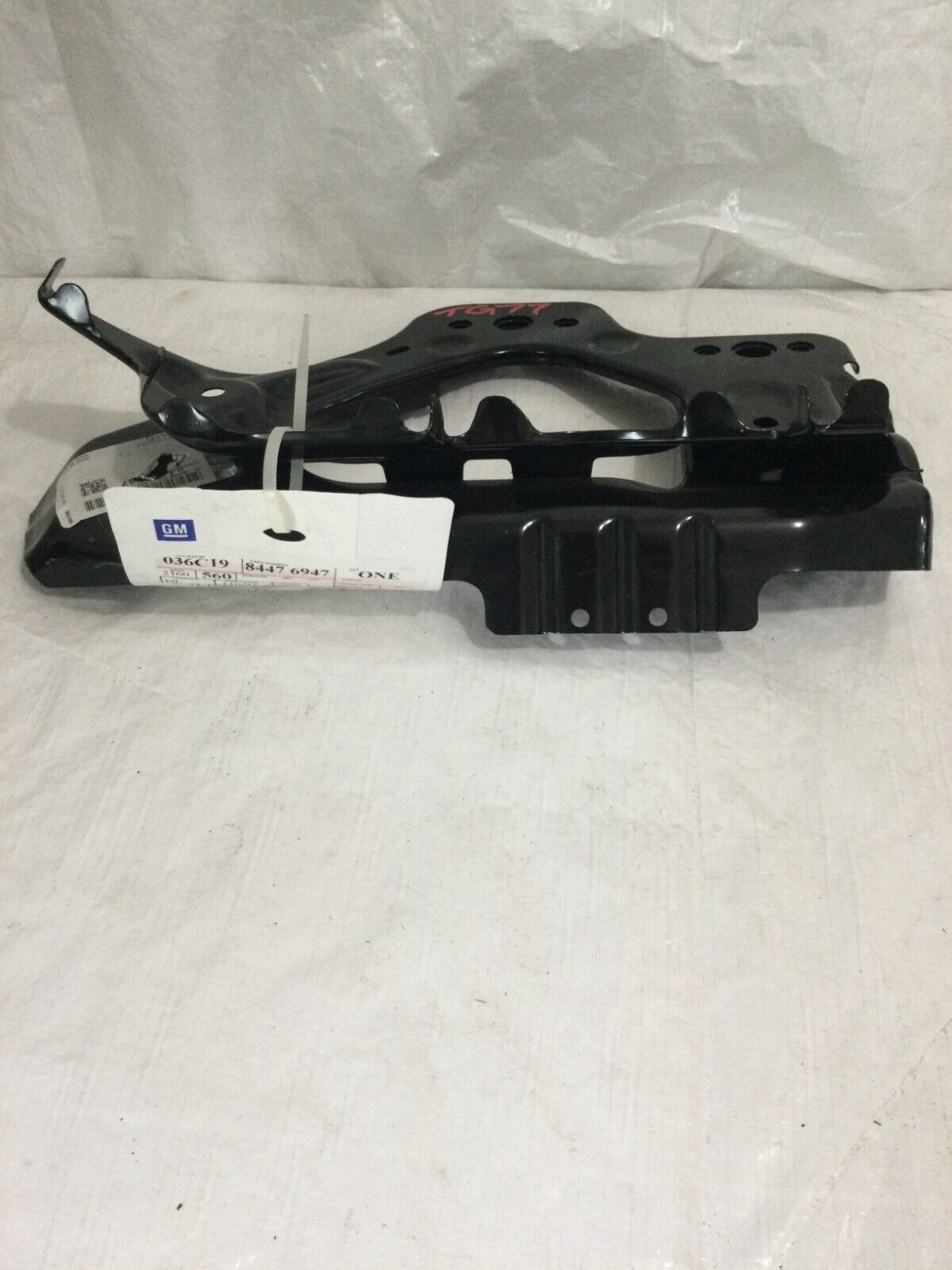 2019-2022 Chevrolet Silverado 1500 Left Front Bumper Bracket OEM 84476947