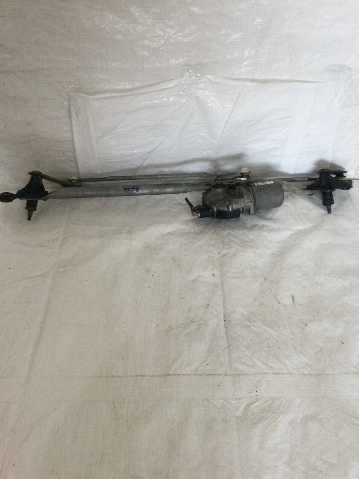 2006 GMC Yukon Windshield Wiper Motor W/ Linkage OEM 15287854