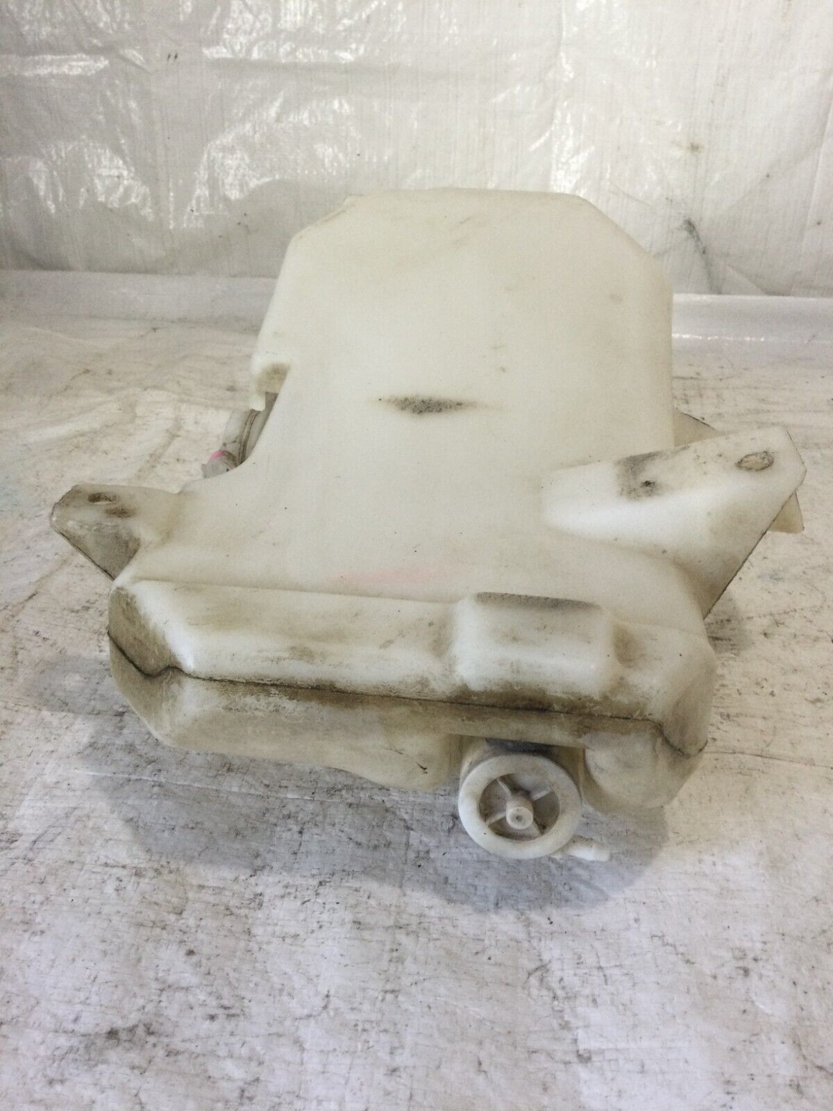 2007-2011 Cadillac Escalade ESV Windshield Washer Reservoir OEM 15917650