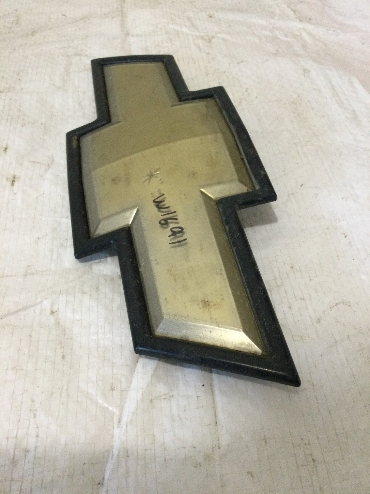 Front Grille Chevrolet Emblem 22829421 OEM 2007-2013 Silverado