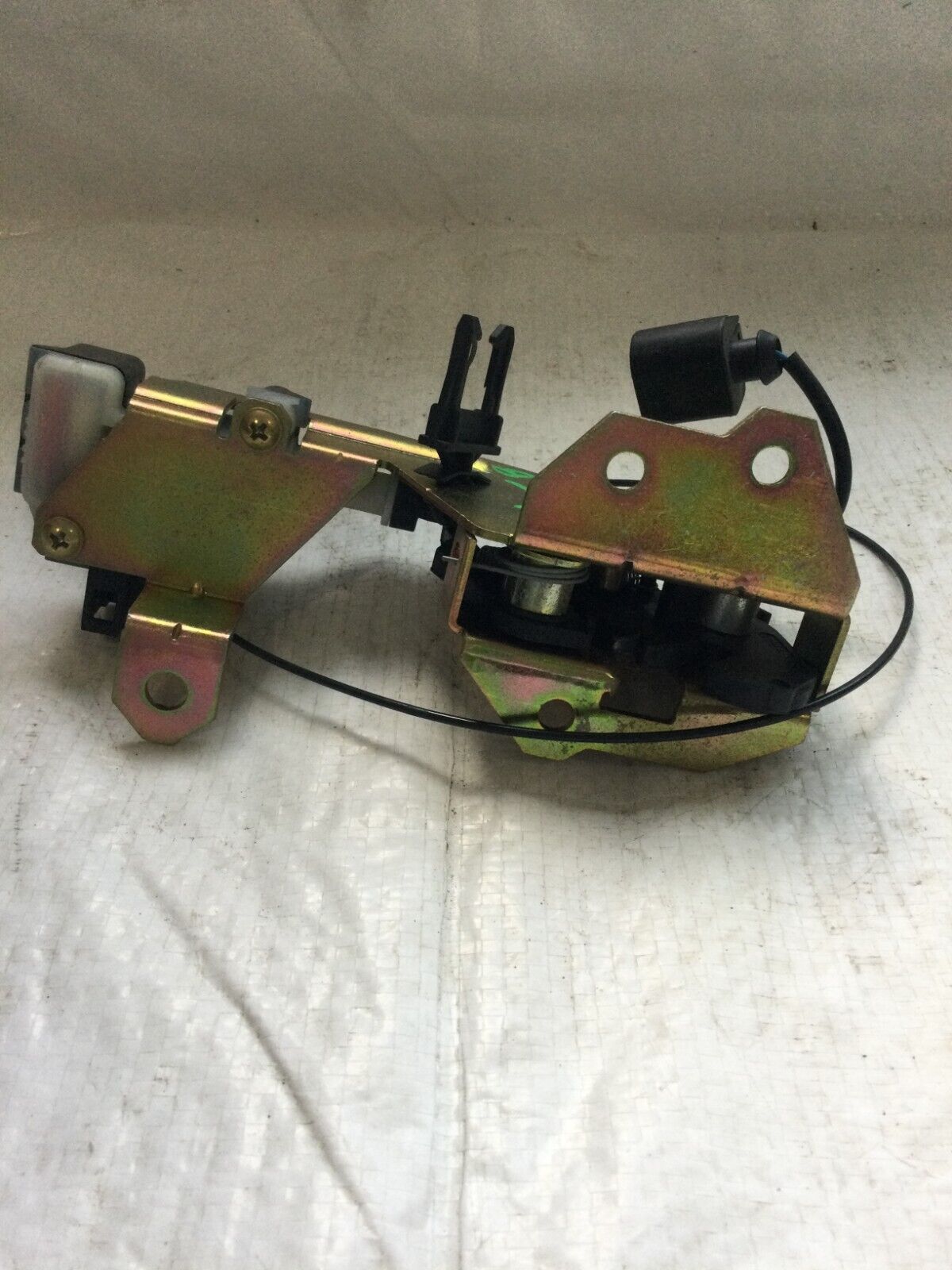 2004-2007 Volkswagen Touareg Trunk Latch  Lock Actuator 7L0827506D