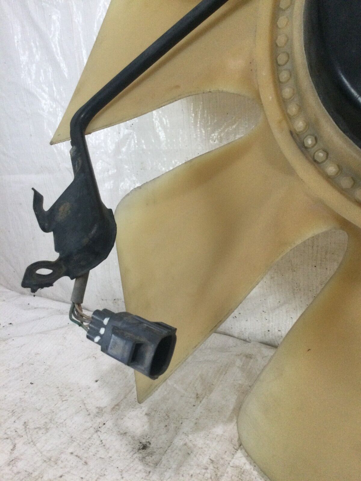 2007 Dodge Ram 3500 6.7L Fan Blade Motor Assembly OEM ( DAMAGE FAN MARKED )