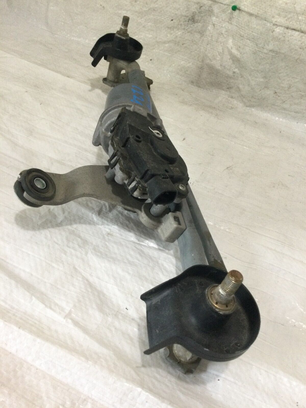 2018-2020 Buick Regal Front Windshield Wiper Motor W/ Linkage OEM