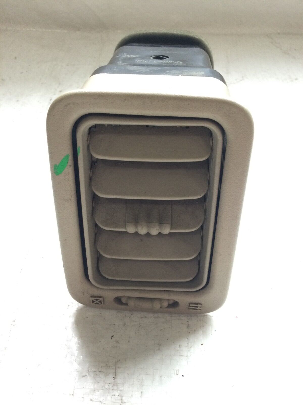 2003-2006 Cadillac Escalade Passenger Right Inner Center Vent OEM