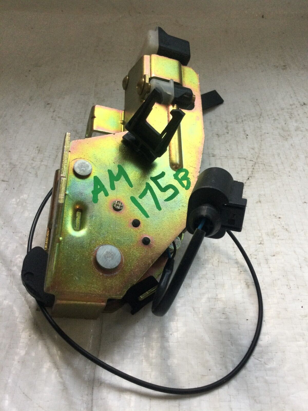 2004-2007 Volkswagen Touareg Trunk Latch  Lock Actuator 7L0827506D