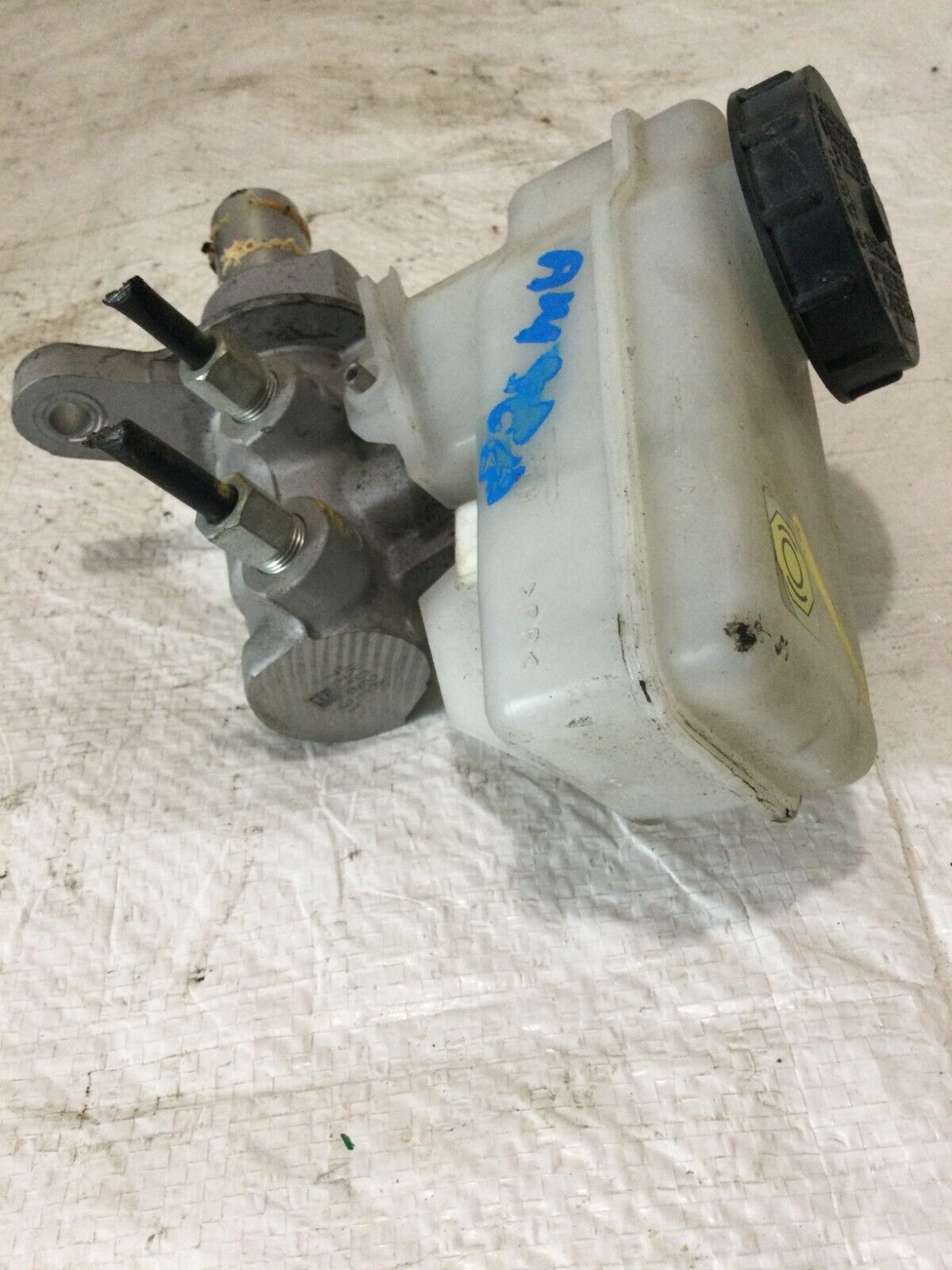 2007 Infiniti G35 Master Brake Cylinder w/ Reservoir  OEM