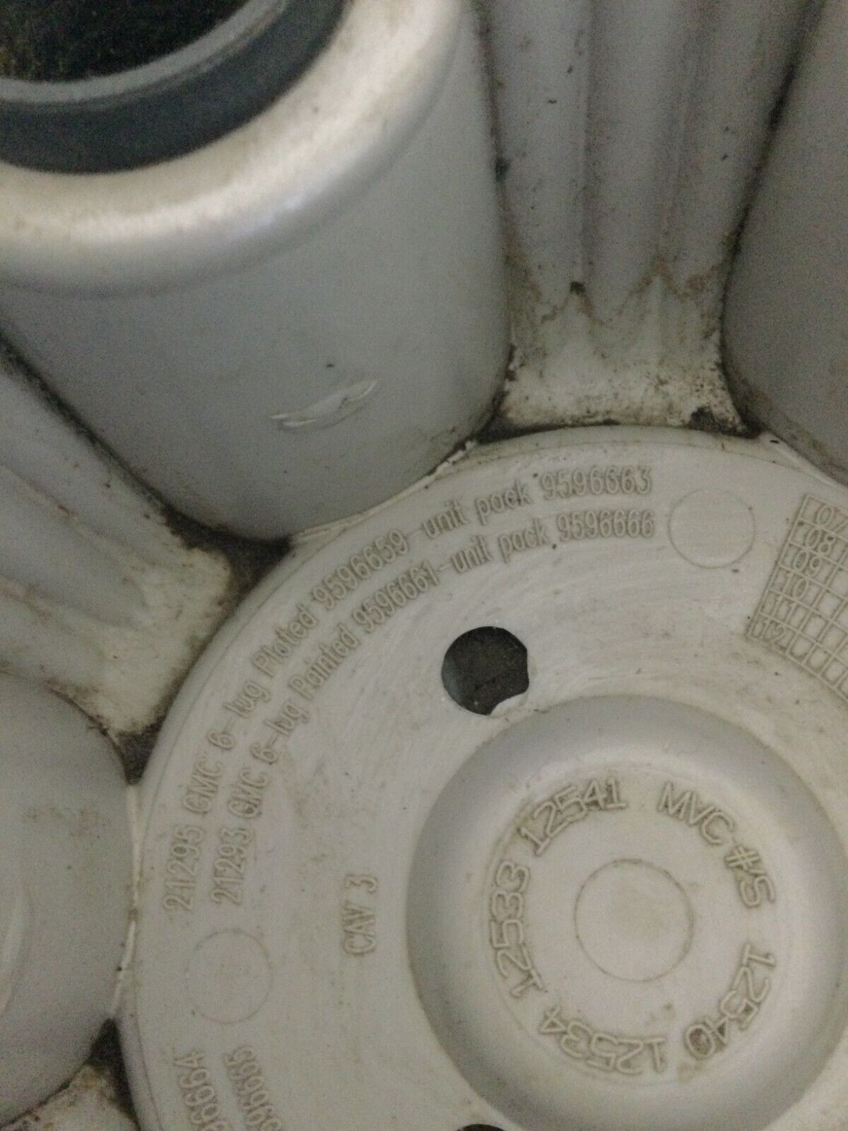 1999-2013 GMC Sierra 1500 Center Cap 6 Lug OEM 9596663