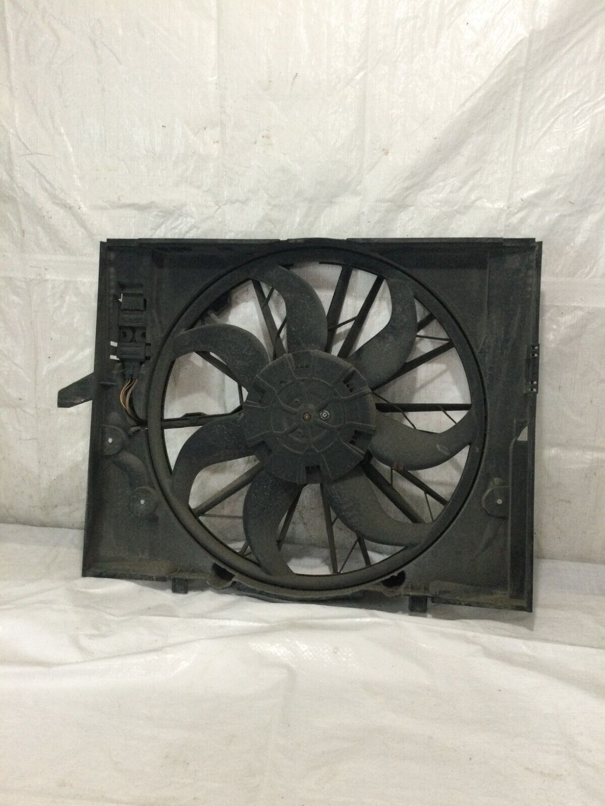 2004 BMW 745I Radiator Cooling Fan Assembly OEM 7524881