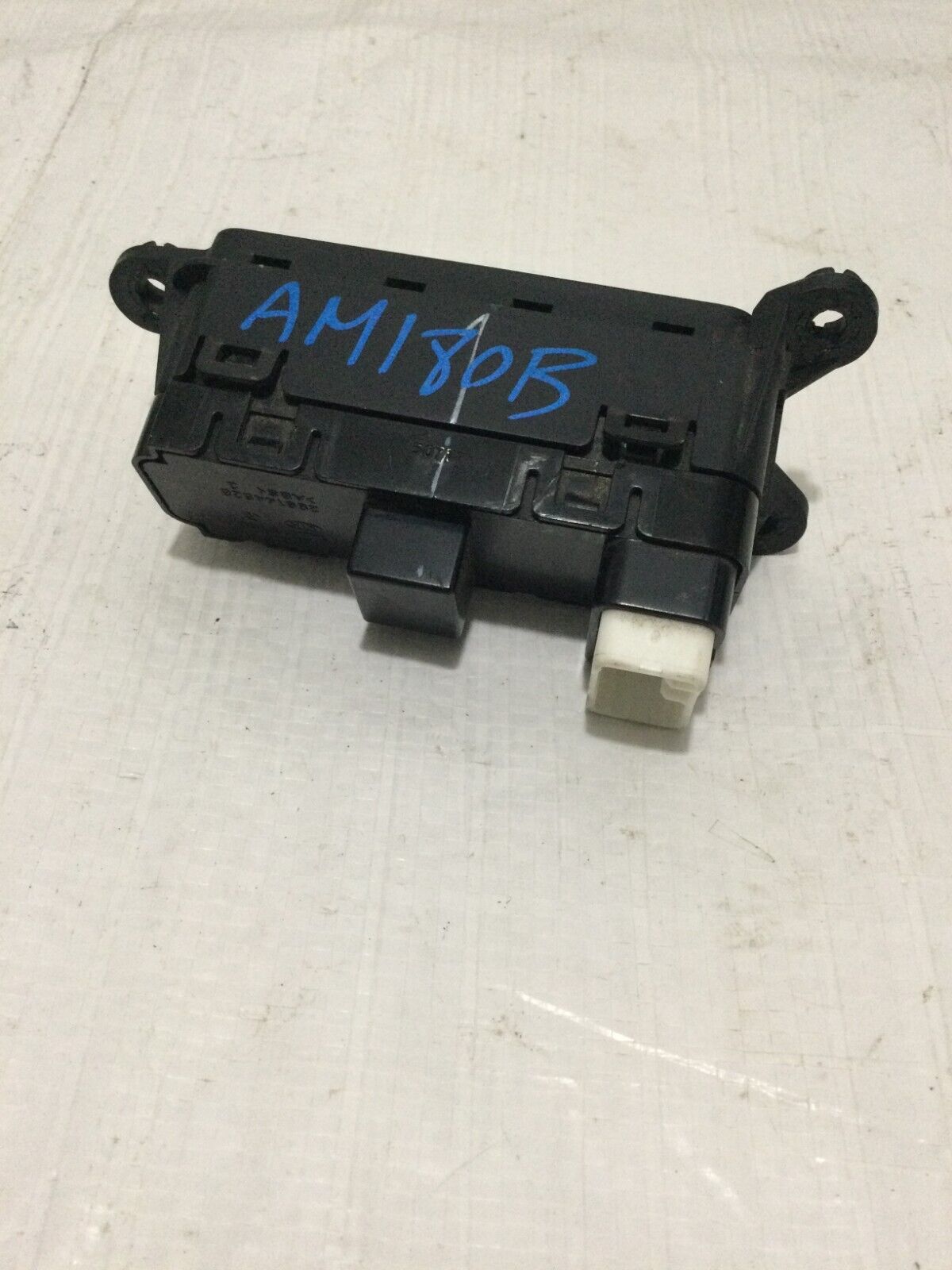 2016-2018 Kia Sorento Fuel Door LID Open Release Switch Button OEM