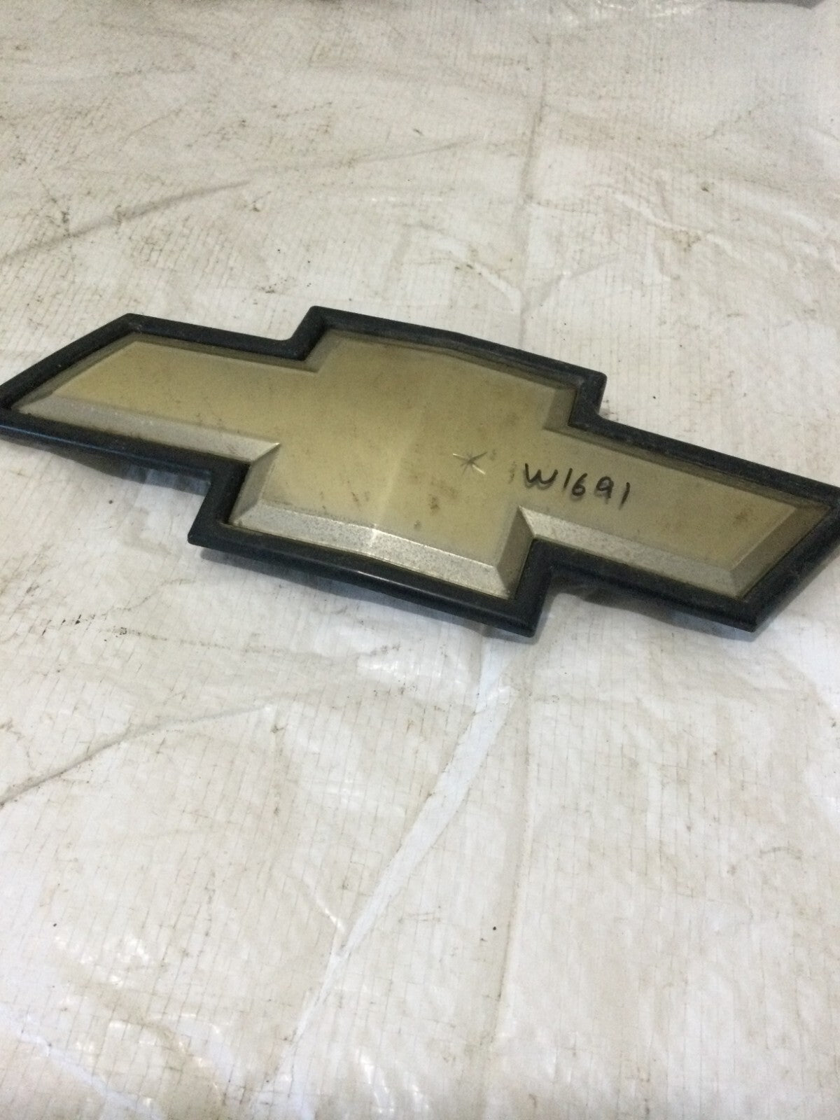 Front Grille Chevrolet Emblem 22829421 OEM 2007-2013 Silverado
