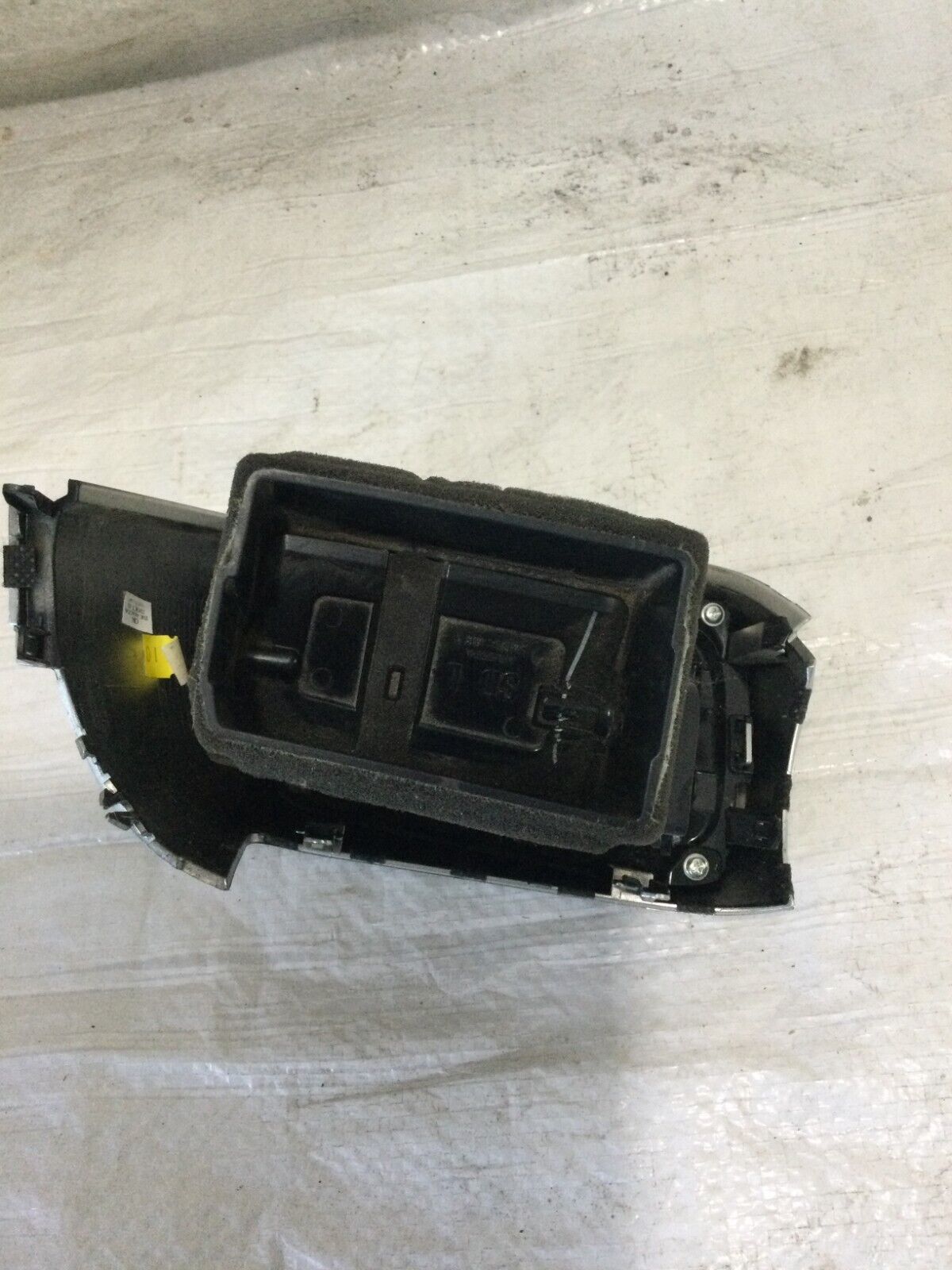 2016-2018 Kia Sorento A/C Air Vent Outlet Left Driver Side OEM