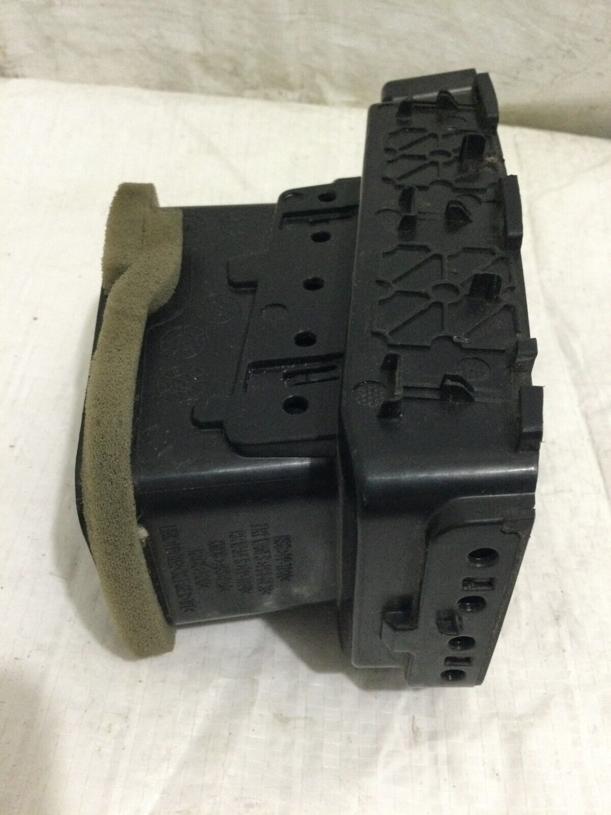 2019-2022 GMC Sierra 1500 Front Right Dashboard Outer Air Vent 23356904 OEM