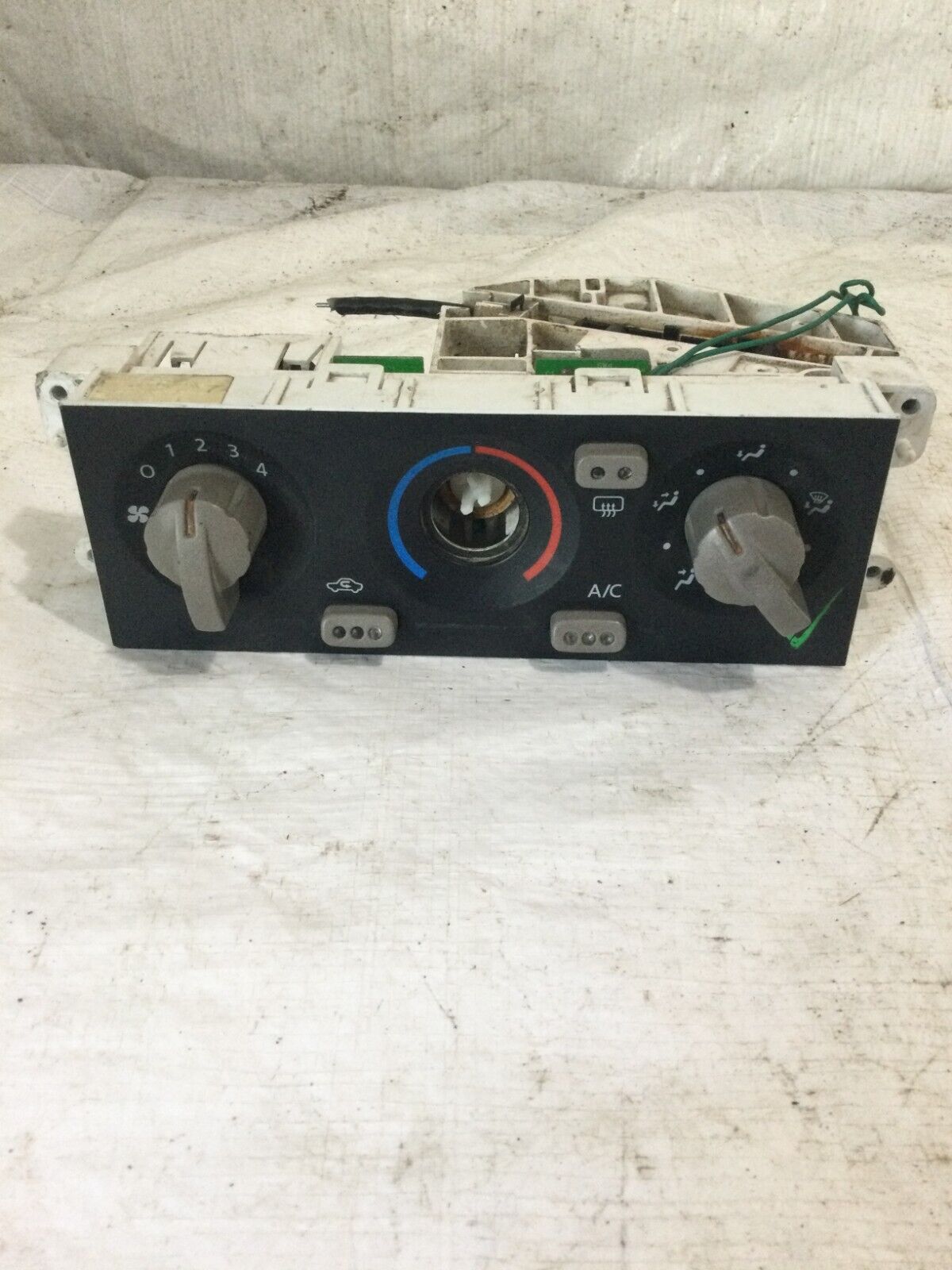2002 Nissan Frontier A/C Heater Climate Control Unit OEM ( Missing Middle Knob )