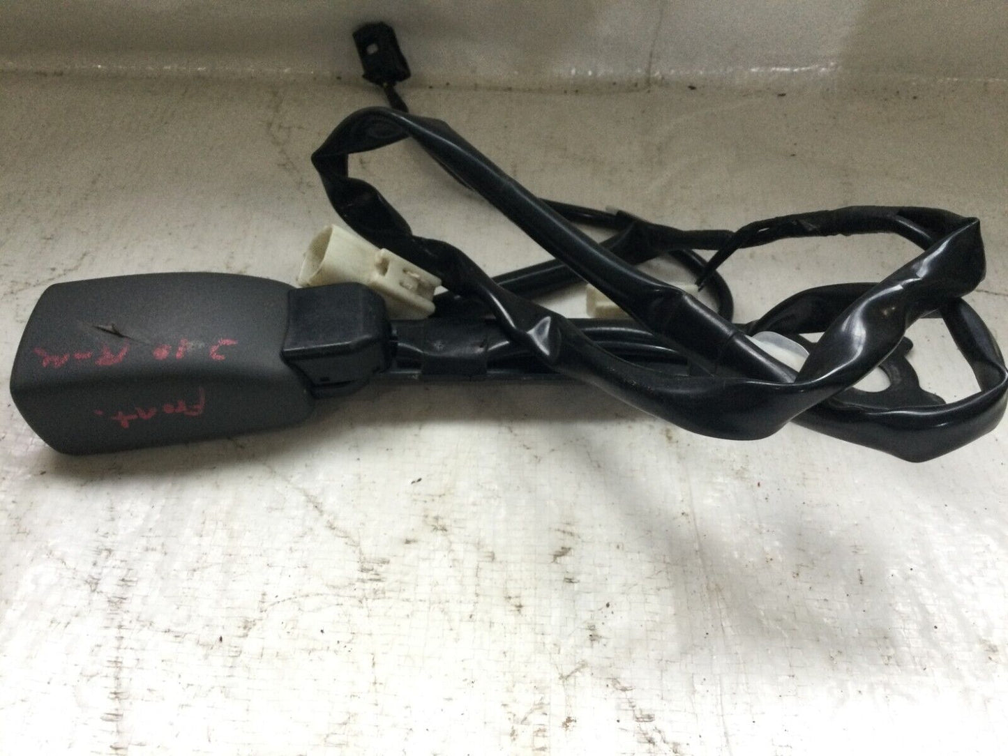 2005 Infiniti G35 Front Left Driver Seat Belt Buckle OEM