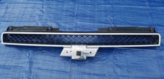 2010 Chevrolet Suburban 1500 Front Upper Radiator Grille OEM 20831378