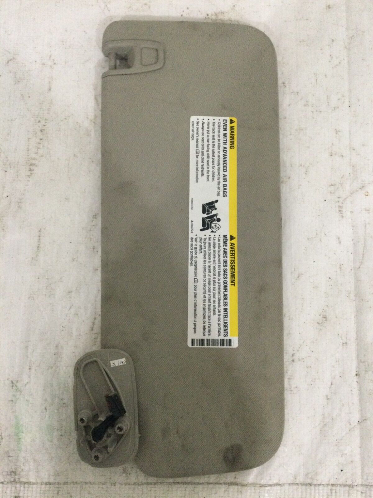 2007 GMC Yukon Illuminated Sun Visor Right Passenger Side OEM RH