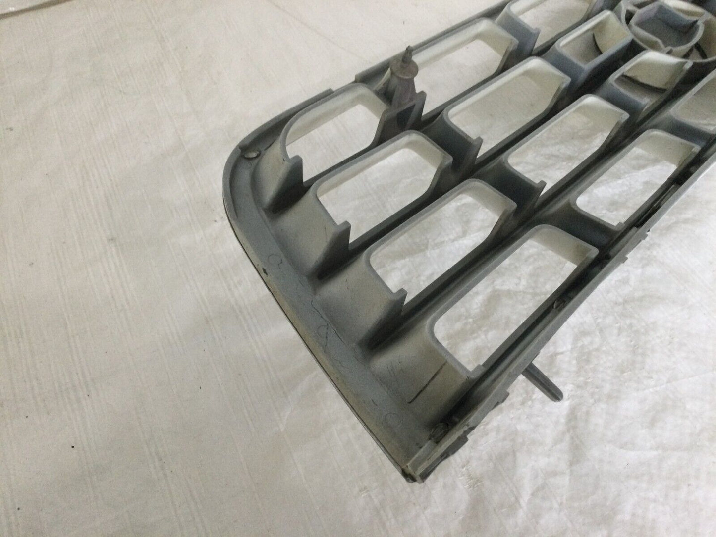 2004 Cadillac Seville Grille with Emblem 25653113