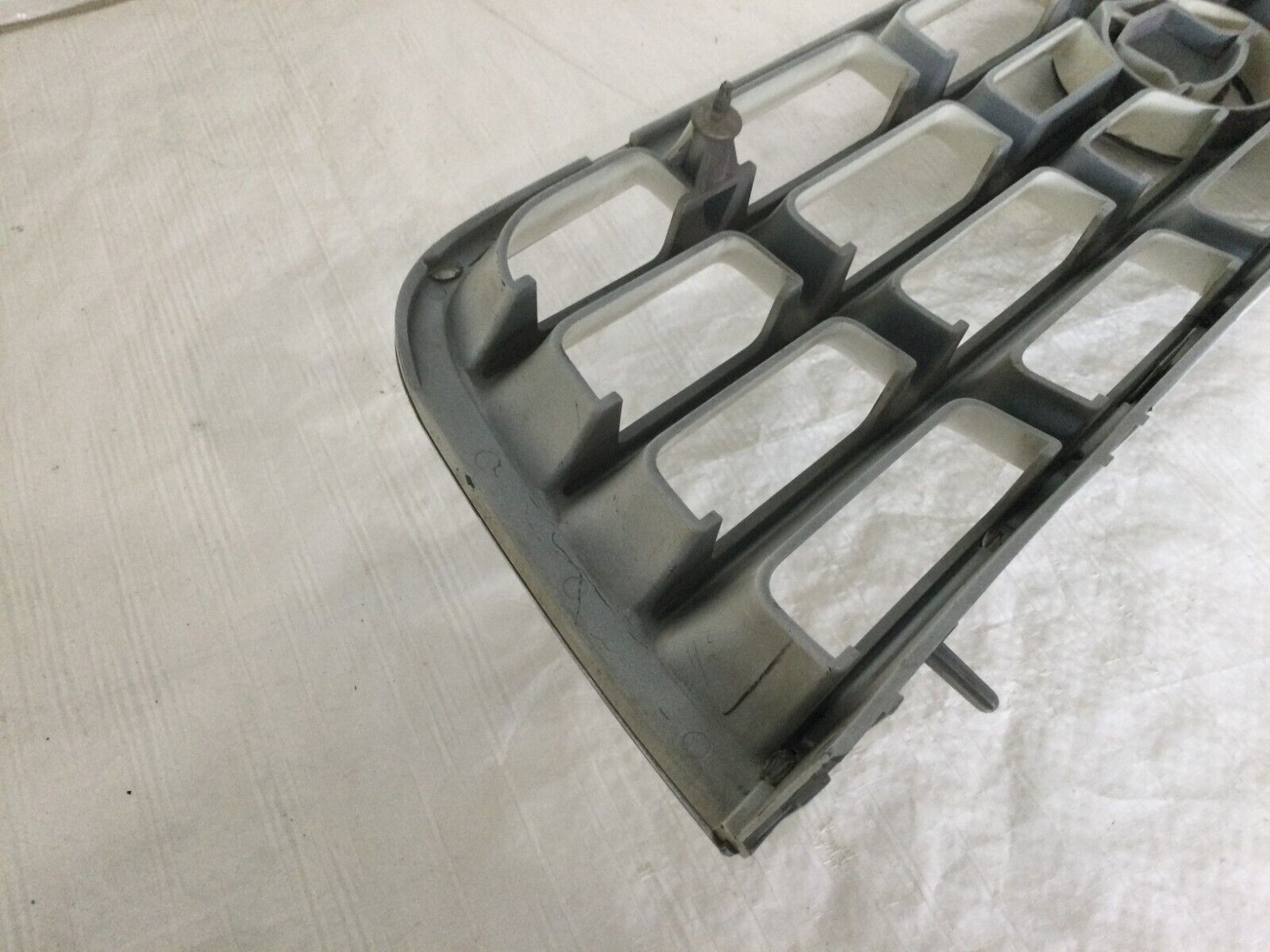 2004 Cadillac Seville Grille with Emblem 25653113