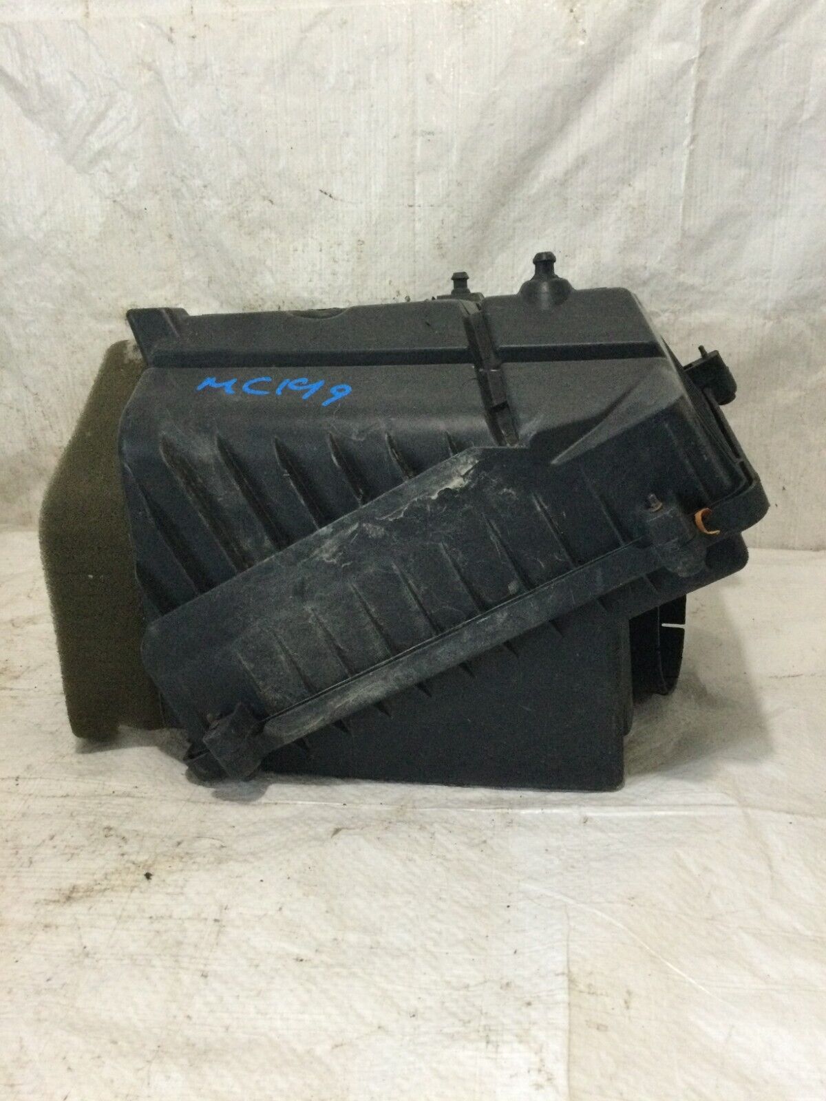 2007 Chevrolet Silverado 1500 Engine Air Cleaner Filter Box  25873812 OEM