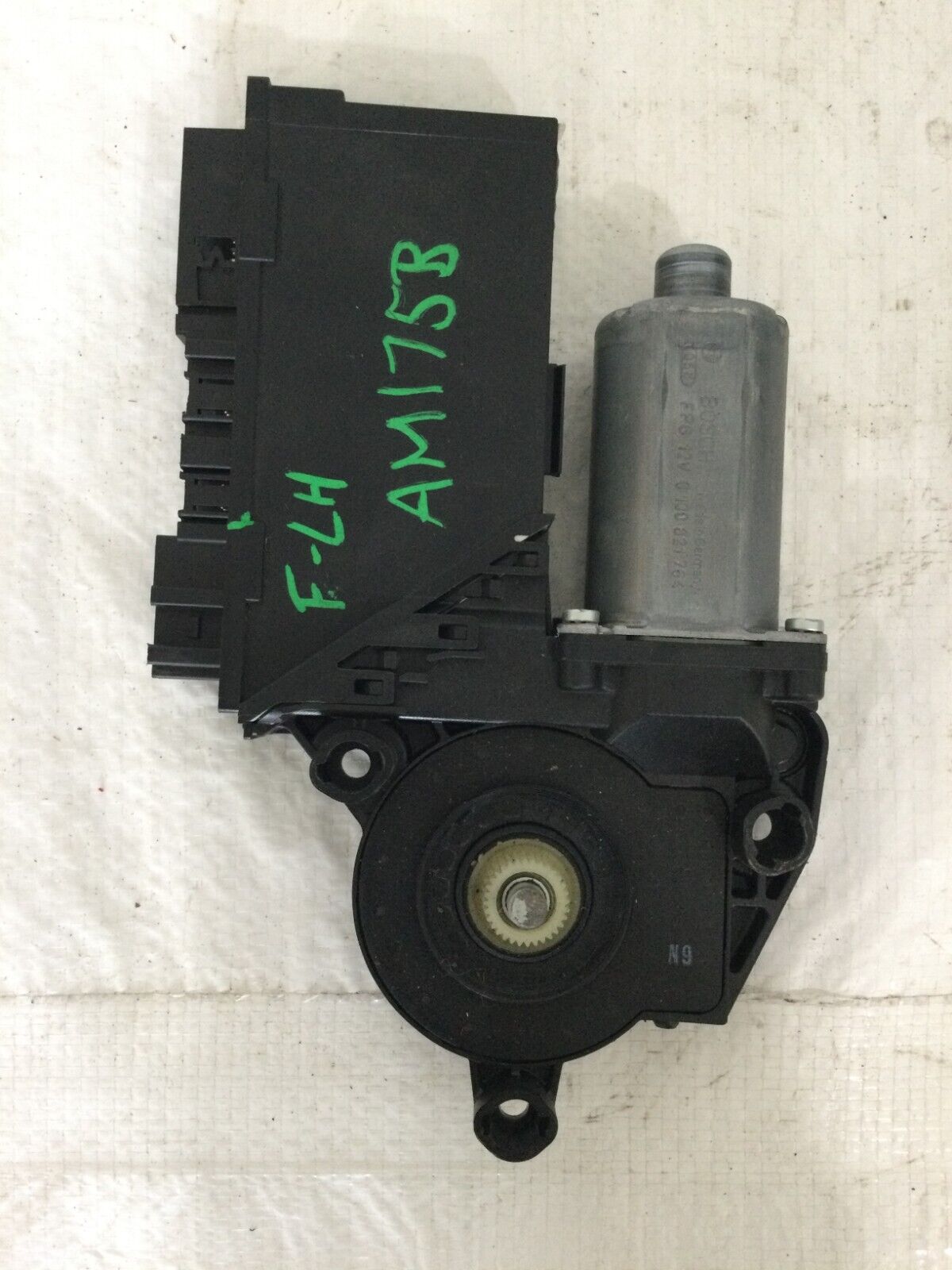 2007 Volkswagen Touareg Driver Front Left Window  Regulator Motor OEM 3D1959793E