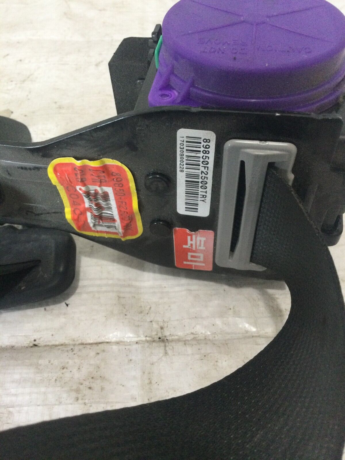2017 Hyundai Elantra  Rear Right  Center Seat Belt Retractor OEM