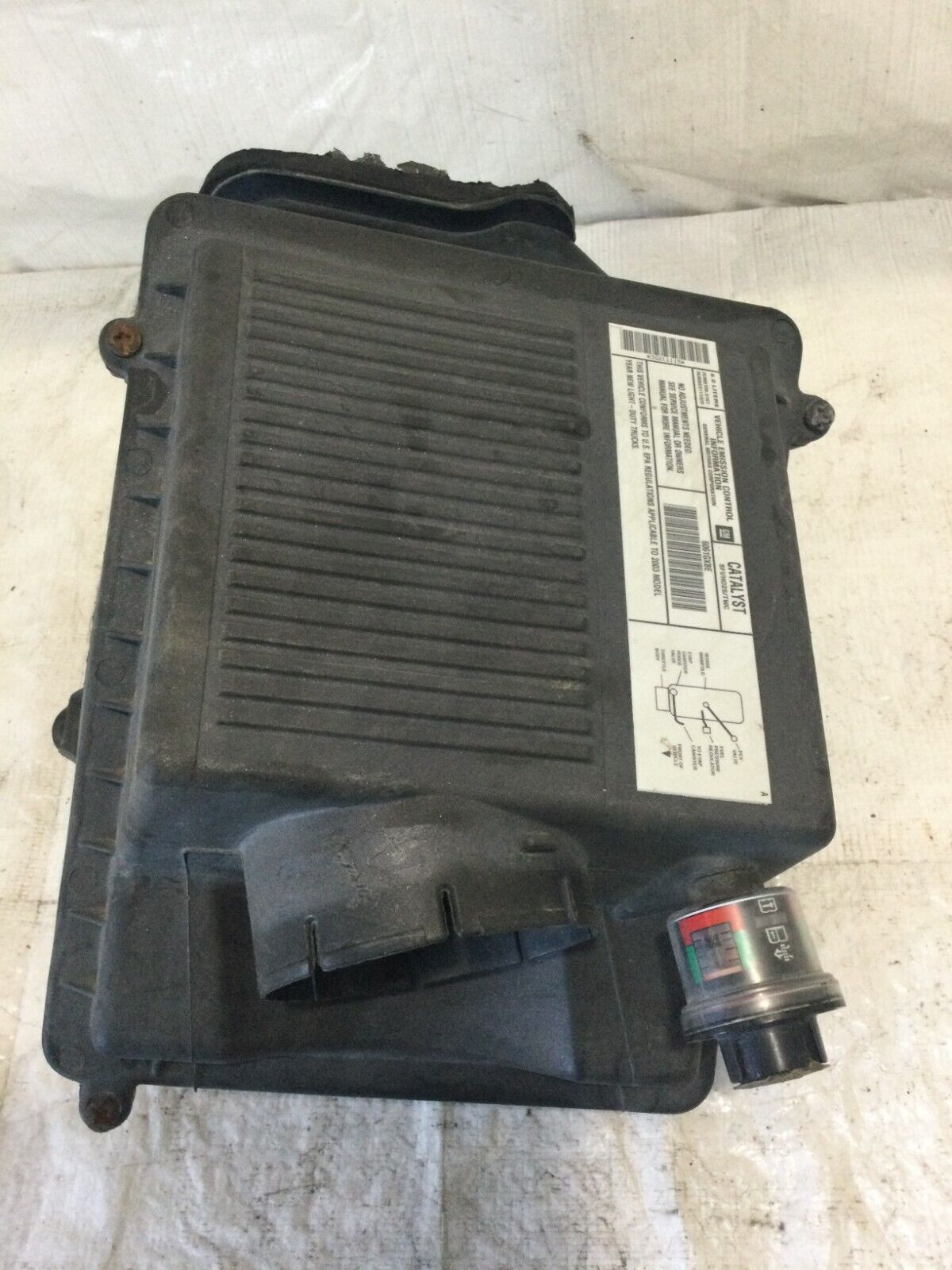 2005 Cadillac Esclade Air Box Cleaner Filter Assembly OEM