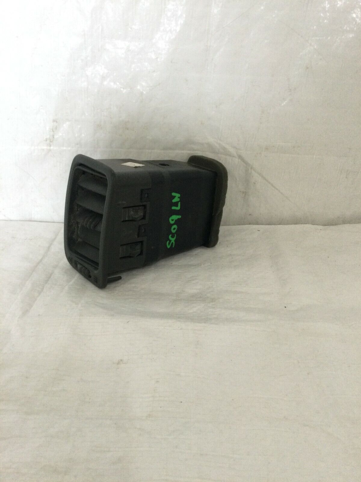 2006 Chevrolet Silverado 2500HD Left Driver Dash Air Vent OEM 15770977