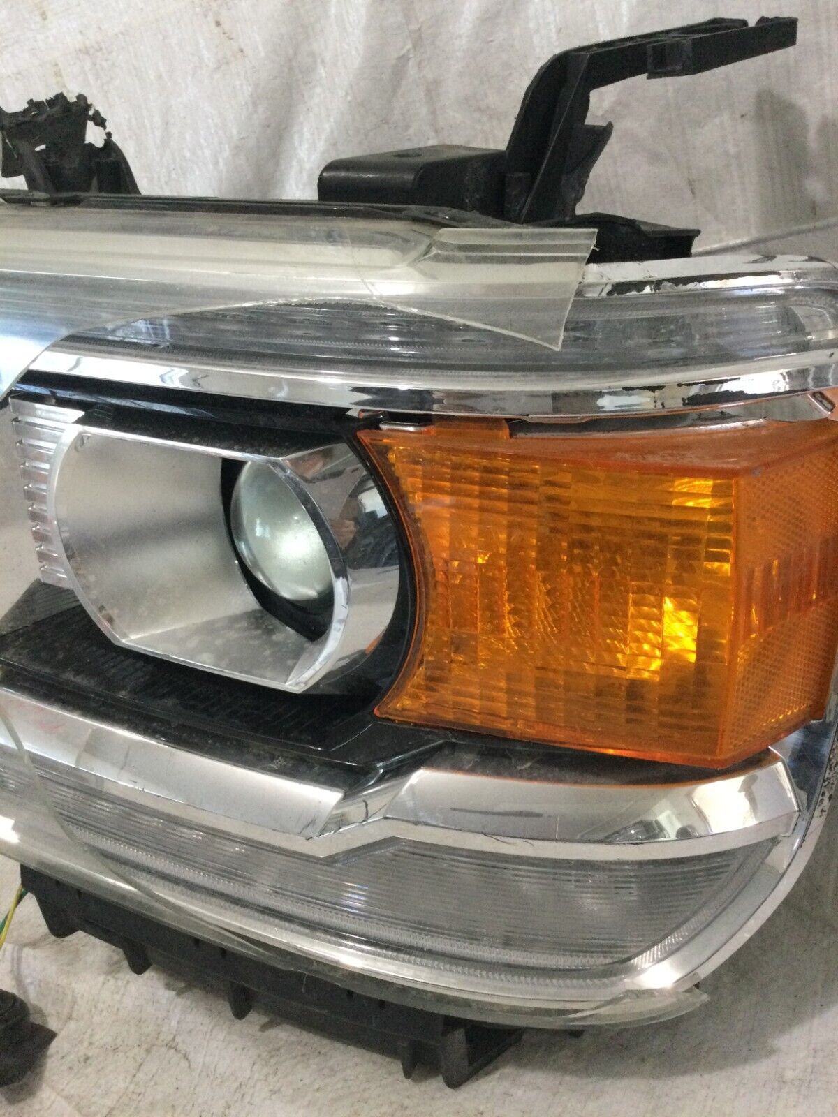 2017 GMC SIERRA 2500 3500 Left Headlight OEM 84012632 ( DAMAGED )